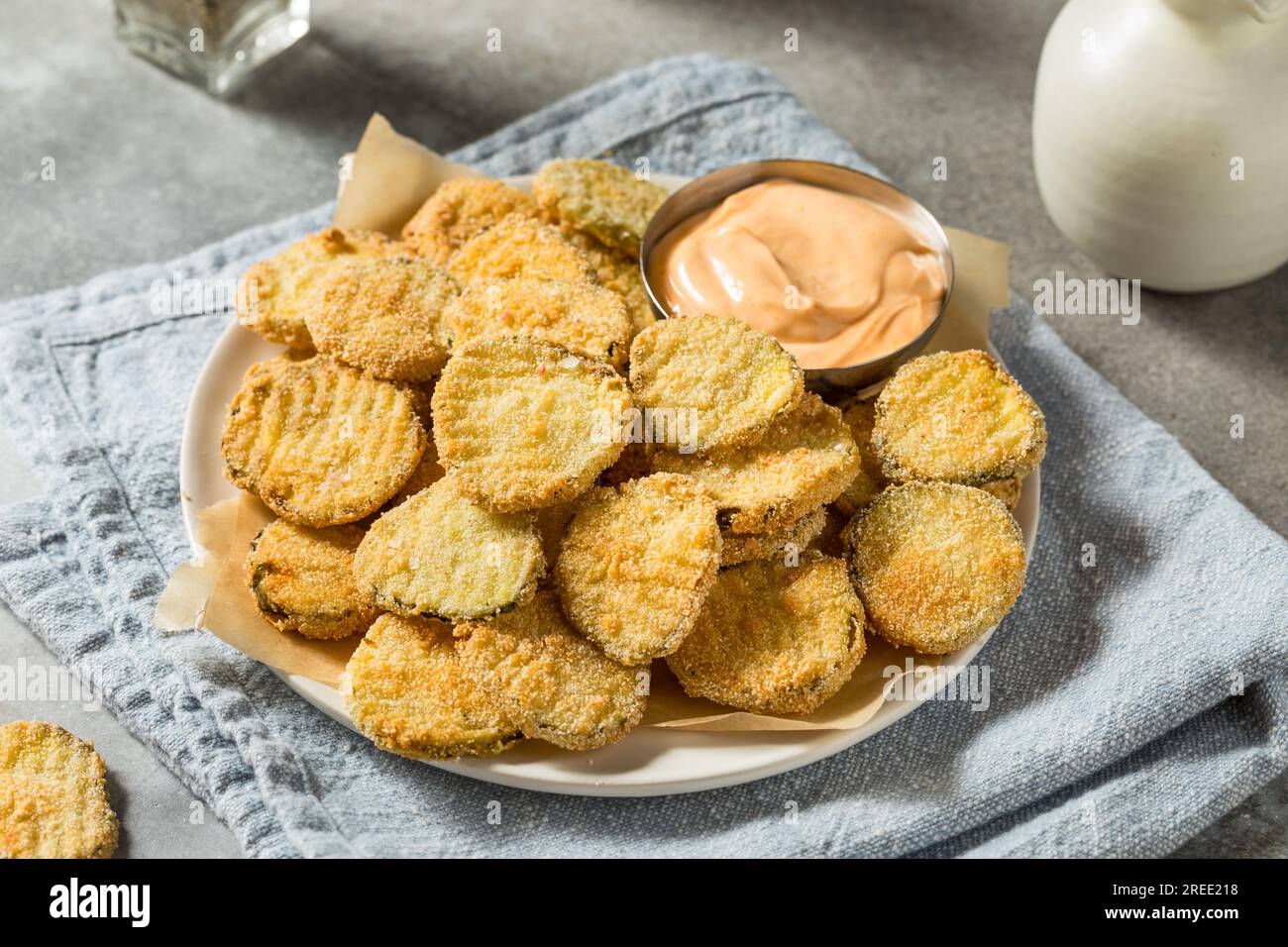 Hausgemachte, frittierte Pickles mit würziger Mayo Stockfoto