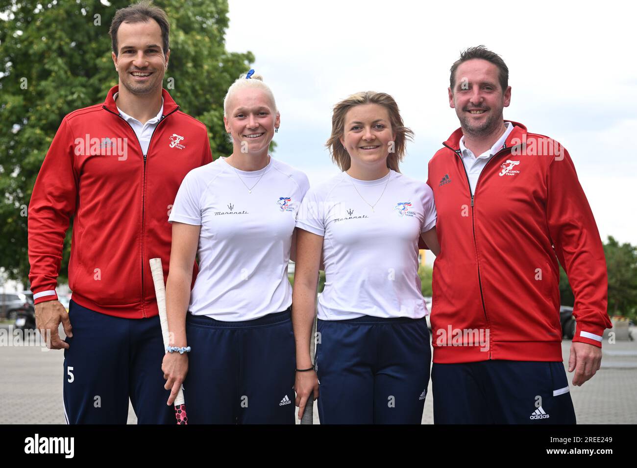 Prag, Tschechische Republik. 27. Juli 2023. Tschechische Vertreter der Feldhockeyspieler Katerina Lacina (2. links), Zuzana Semeradova (2. rechts) posieren während der Pressekonferenz vor der 2023. Eurohockey-Meisterschaft der Frauen II (ab 30. Juli in Prag) in Prag, Tschechische Republik, 27. Juli 2023. Links sind die tschechischen Vertreter des Feldhockeyspielers, der Tomas Prochazka trainiert, und rechts Gareth Grundie. Kredit: Michal Kamaryt/CTK Photo/Alamy Live News Stockfoto