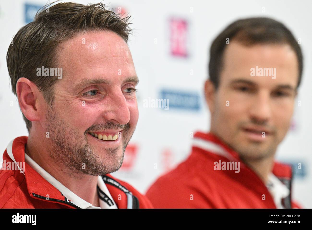 Prag, Tschechische Republik. 27. Juli 2023. Von den linken Trainern der tschechischen Vertreter der Feldhockeyspieler Gareth Grundie spricht Tomas Prochazka auf der Pressekonferenz vor der 2023. Eurohockey-Meisterschaft der Frauen II (ab 30. Juli in Prag) in Prag, Tschechische Republik, am 27. Juli 2023. Kredit: Michal Kamaryt/CTK Photo/Alamy Live News Stockfoto