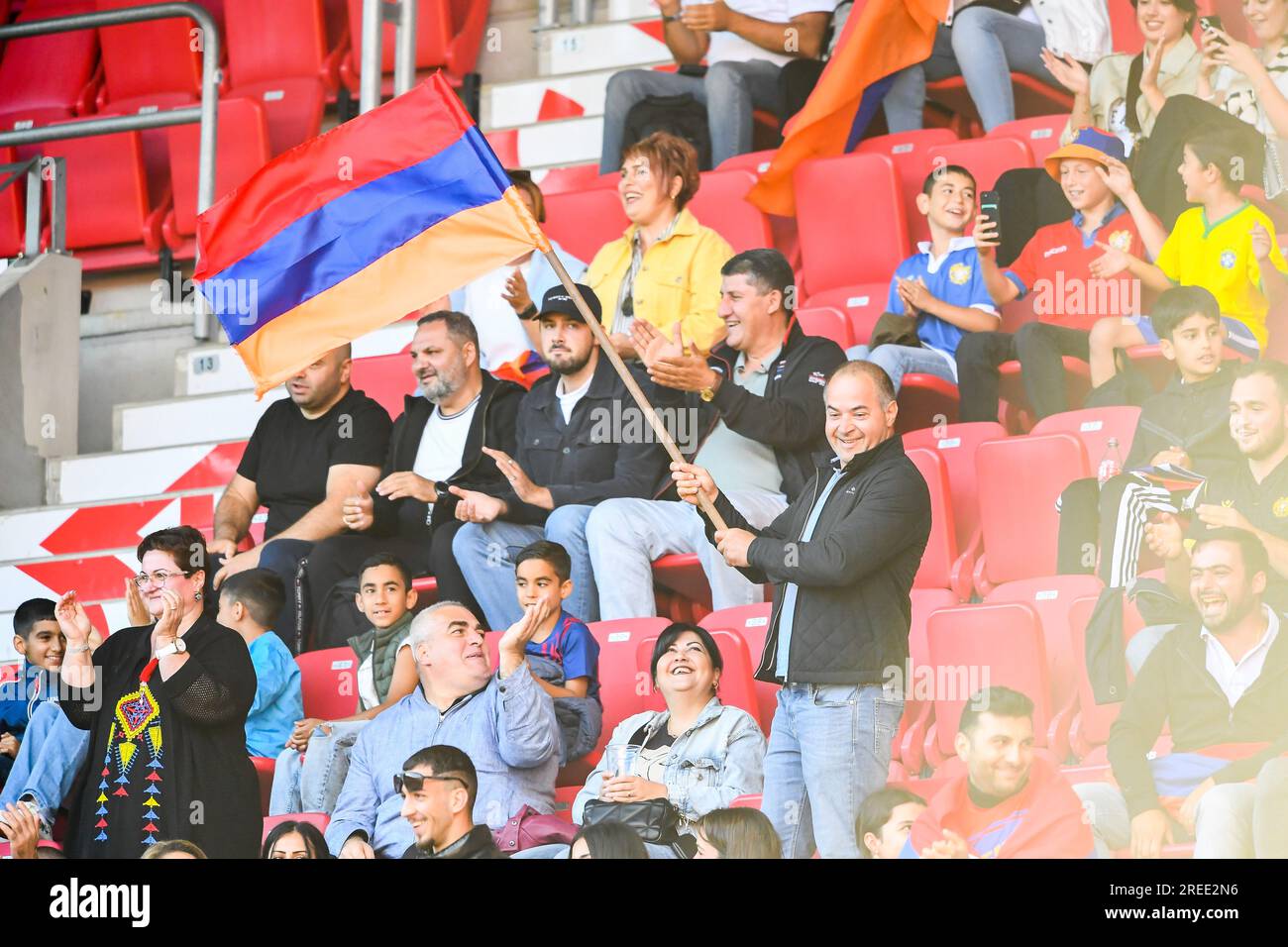 Kalmar, Schweden. 27. Juli 2023. Pyuniks Fans vor der UEFA Europa Conference League, zweite Qualifikationsrunde erste Etappe, zwischen Kalmar FF und FC Pyunik in der Kalmar Arena (Guldfågeln Arena) in Kalmar, Schweden, 27. Juli 2023. Foto: Patric Soderstrom/TT/Kod 10760 Kredit: TT News Agency/Alamy Live News Stockfoto