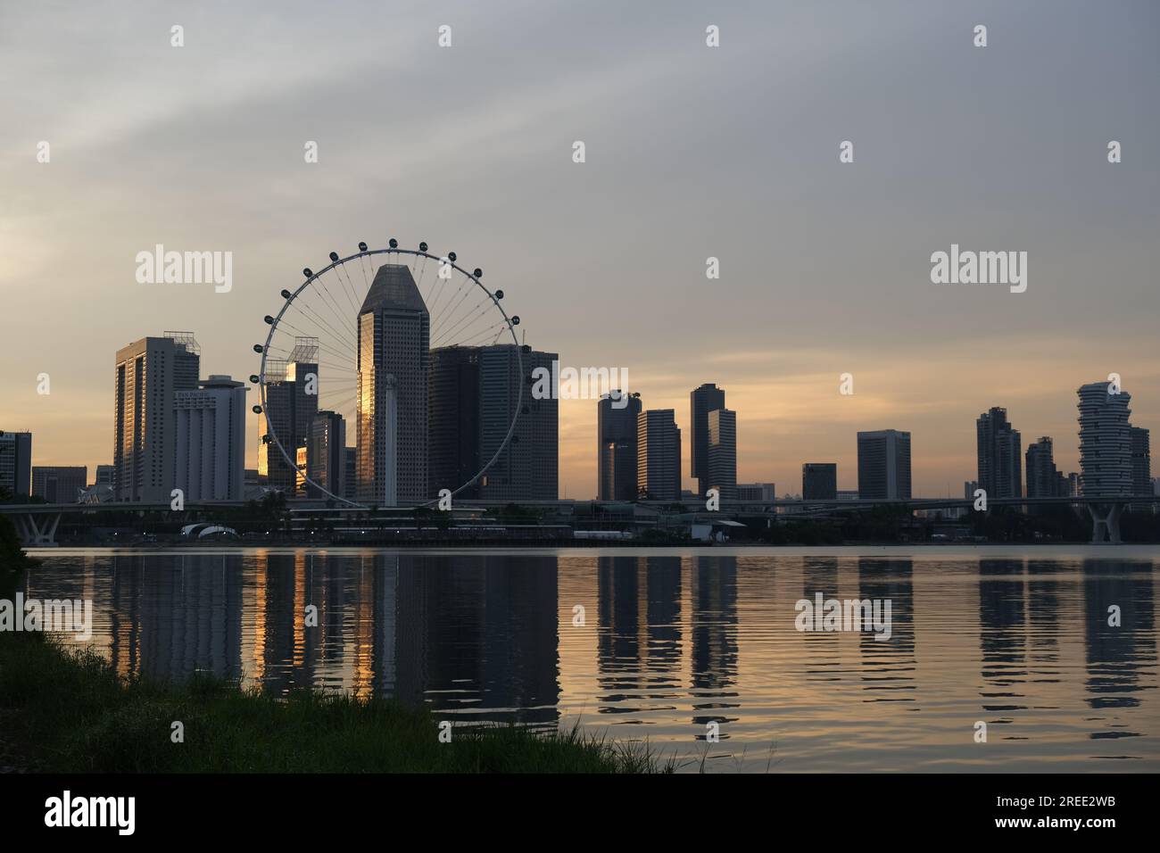 Skyline des Geschäftsviertels von Singapur in der Abenddämmerung Stockfoto