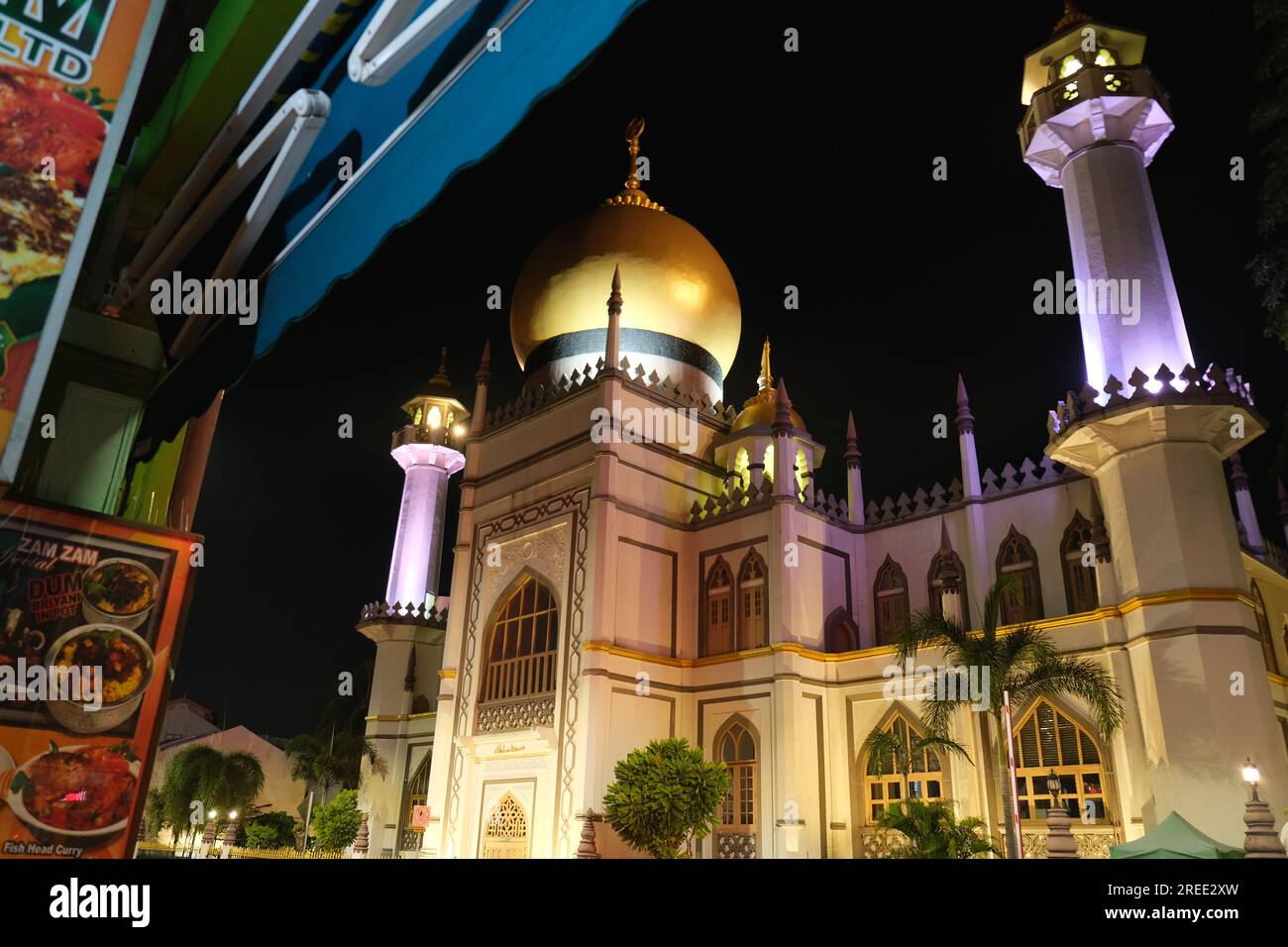 Singapurs Sultan-Moschee vom Restaurant Zamzam im Stadtteil Kampong Glam aus gesehen Stockfoto