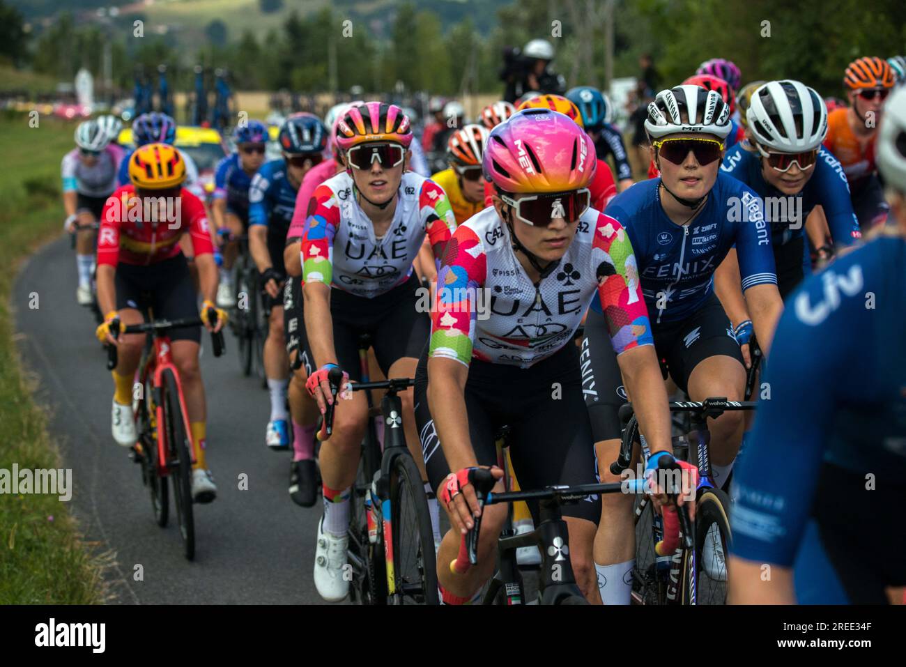 St. Robert, Frankreich. 25. Juli 2023. Das Peloton während der 3. Etappe der zweiten Ausgabe des Radrennens der Women's Tour de France, Collonges la Rouge - Montignac Lascaux am 25. Juli 2023. Foto von Denis Prezat/ABACAPRESS.COM Kredit: Abaca Press/Alamy Live News Stockfoto