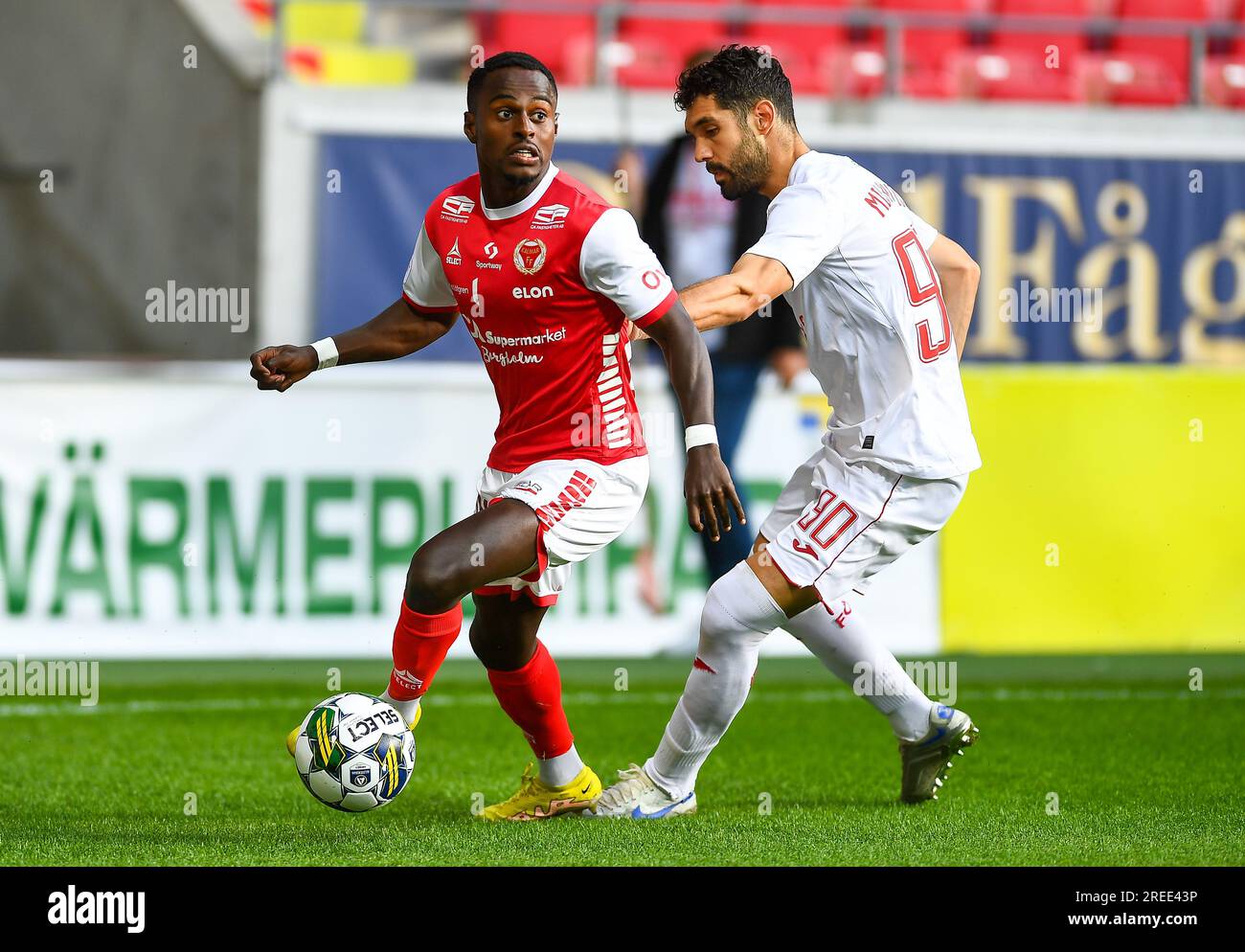 Kalmar, Schweden. 27. Juli 2023. Kalmars Nahom Girmai Netabay (L) und Pyuniks Aleksandar Miljkovic in Aktion während der UEFA Europa Conference League, zweite Qualifikationsrunde erste Etappe, zwischen Kalmar FF und FC Pyunik in der Kalmar Arena (Guldfågeln Arena) in Kalmar, Schweden, 27. Juli 2023. Foto: Patric Soderstrom/TT/Kod 10760 Kredit: TT News Agency/Alamy Live News Stockfoto