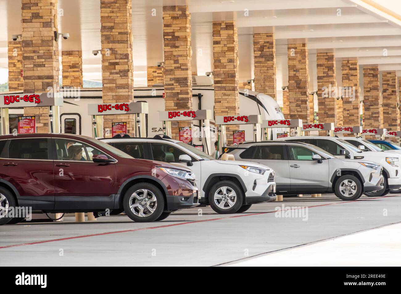 Sevierville, Tennessee, USA – 24. Juli 2023: Horizontale Aufnahme einer Reihe von suvs, die in Tennessee Buc-ee Benzin kaufen. Stockfoto