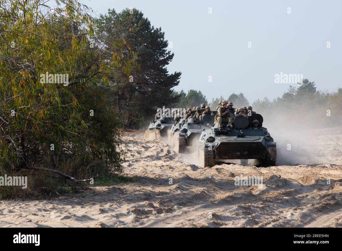 Ukrainische Soldaten fahren auf gepanzerten Personalträgern auf dem Artilleriebereich in der Nähe des Dorfes Divychky, Kiew. Stockfoto