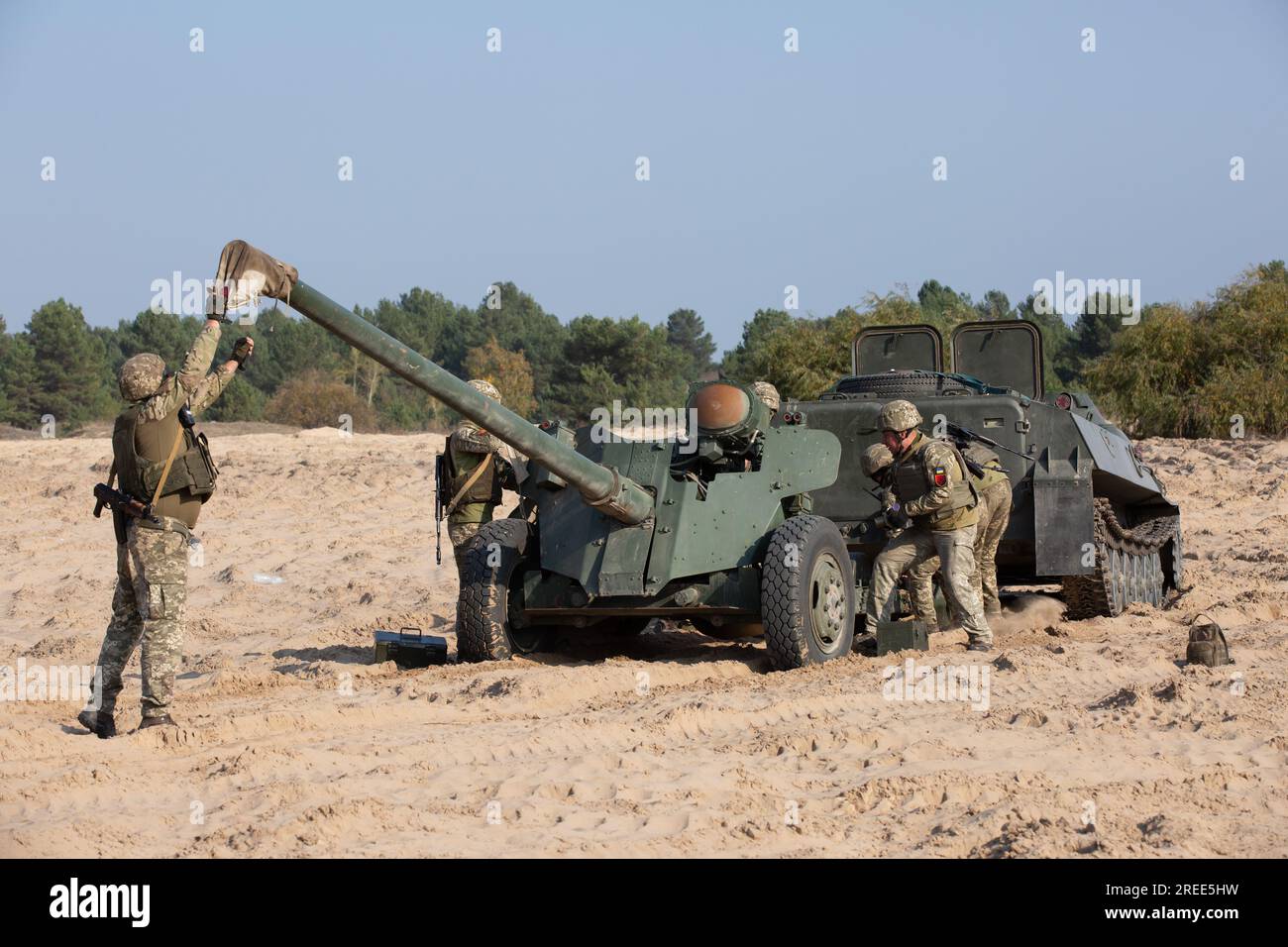 Ukrainische Soldaten bereiten sich darauf vor, die Panzerabwehrwaffe MT-12 Rapier während Übungen auf dem Artillerieplatz in der Nähe des Dorfes Divychky, Kiew, abzufeuern. Stockfoto