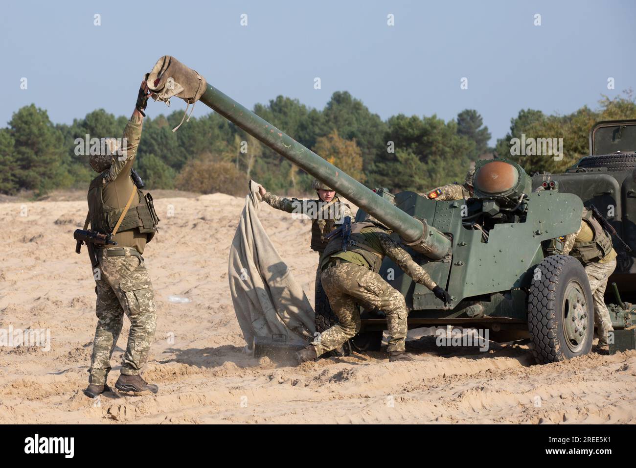 Ukrainische Soldaten bereiten sich darauf vor, die Panzerabwehrwaffe MT-12 Rapier während Übungen auf dem Artillerieplatz in der Nähe des Dorfes Divychky, Kiew, abzufeuern. Stockfoto