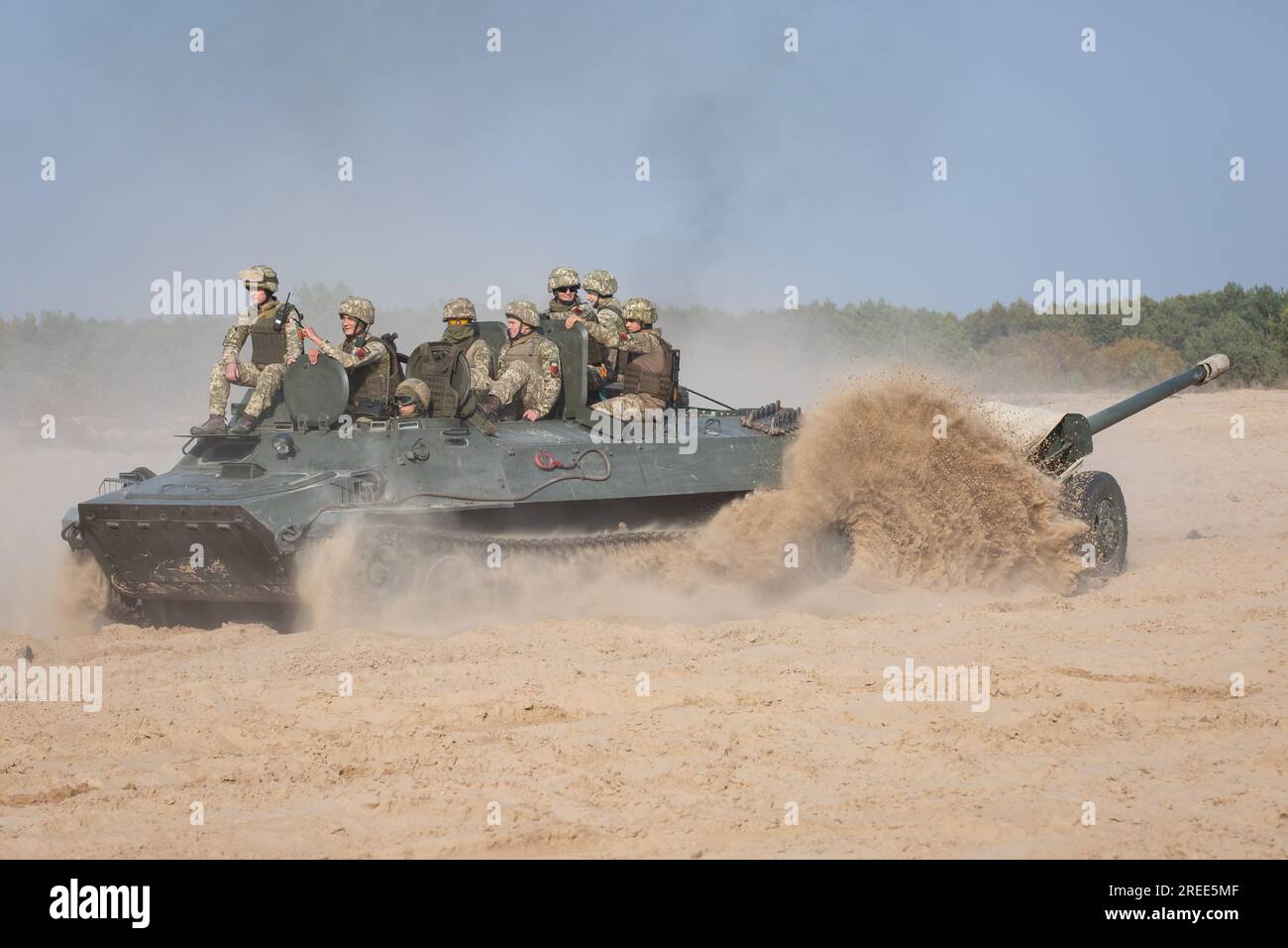 Ukrainische Soldaten fahren auf gepanzerten Personalträgern auf dem Artilleriebereich in der Nähe des Dorfes Divychky, Kiew. Stockfoto
