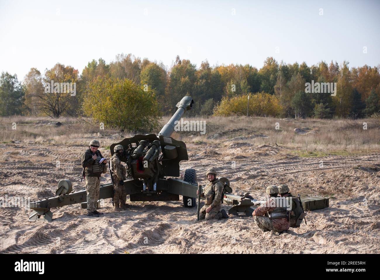 Ukrainische Soldaten bereiten sich darauf vor, den 152-mm-Geschützführer D-20 während der Übungen auf dem Artilleriebereich in der Nähe des Dorfes Divychky, Kiew, abzufeuern. Stockfoto