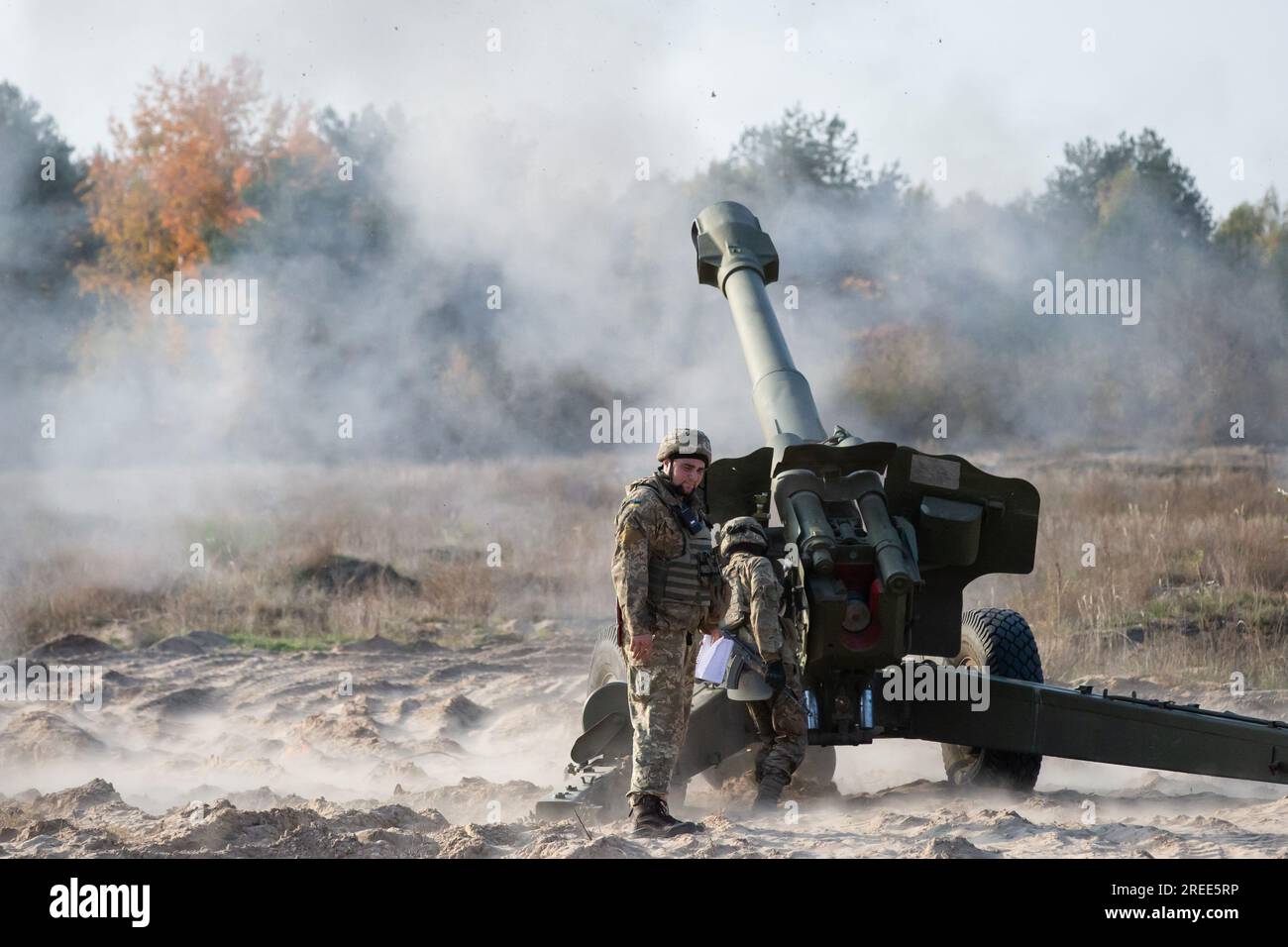 Ukrainische Soldaten feuern während der Übungen auf dem Artilleriegebiet in der Nähe des Dorfes Divychky, Kiew, vom 152 mm großen Geschützhirn D-20 ab. Stockfoto