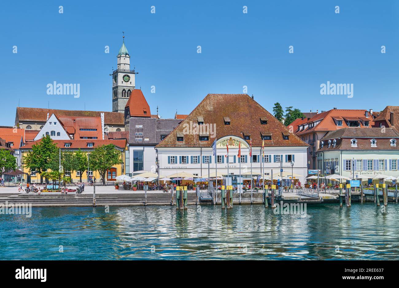 Überlingen, Deutschland - 13. Juni 2023; das Dorf vom Bodensee aus gesehen Stockfoto