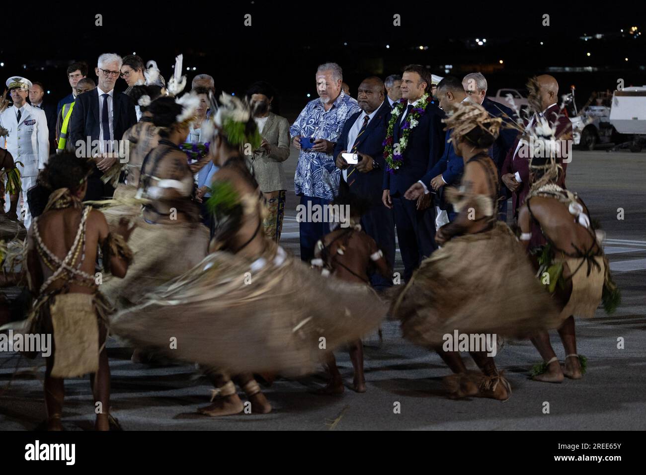 Port Moresby, Papua-Neuguinea. 27. Juli 2023. Der Premierminister von Papua-Neuguinea James Marape und der französische Präsident Emmanuel Macron sehen traditionelle Tänzer bei einem offiziellen Besuch am internationalen Flughafen in Port Moresby, Papua-Neuguinea am 27. Juli 2023. Foto: Raphael Lafargue/ABACAPRESS.COM Kredit: Abaca Press/Alamy Live News Stockfoto