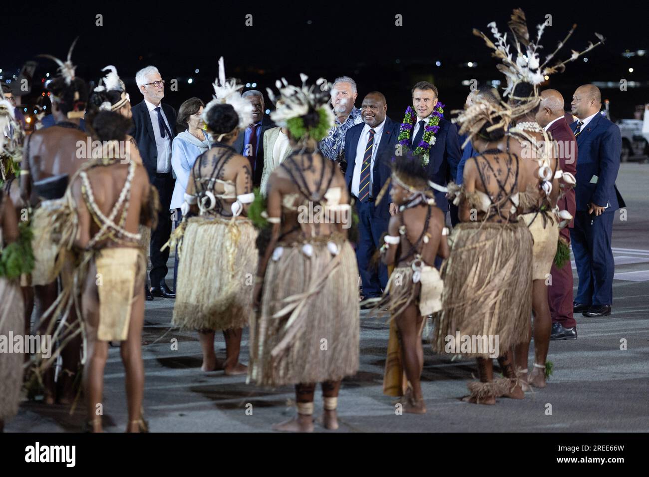 Port Moresby, Papua-Neuguinea. 27. Juli 2023. Der Premierminister von Papua-Neuguinea James Marape und der französische Präsident Emmanuel Macron sehen traditionelle Tänzer bei einem offiziellen Besuch am internationalen Flughafen in Port Moresby, Papua-Neuguinea am 27. Juli 2023. Foto: Raphael Lafargue/ABACAPRESS.COM Kredit: Abaca Press/Alamy Live News Stockfoto