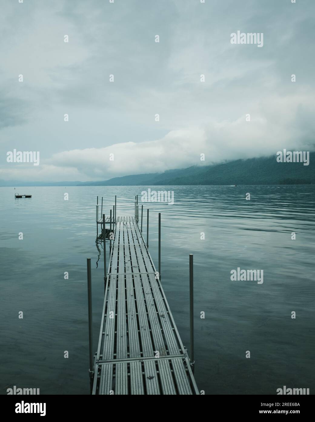 Ein Dock am Lake George in Silver Bay, New York Stockfoto