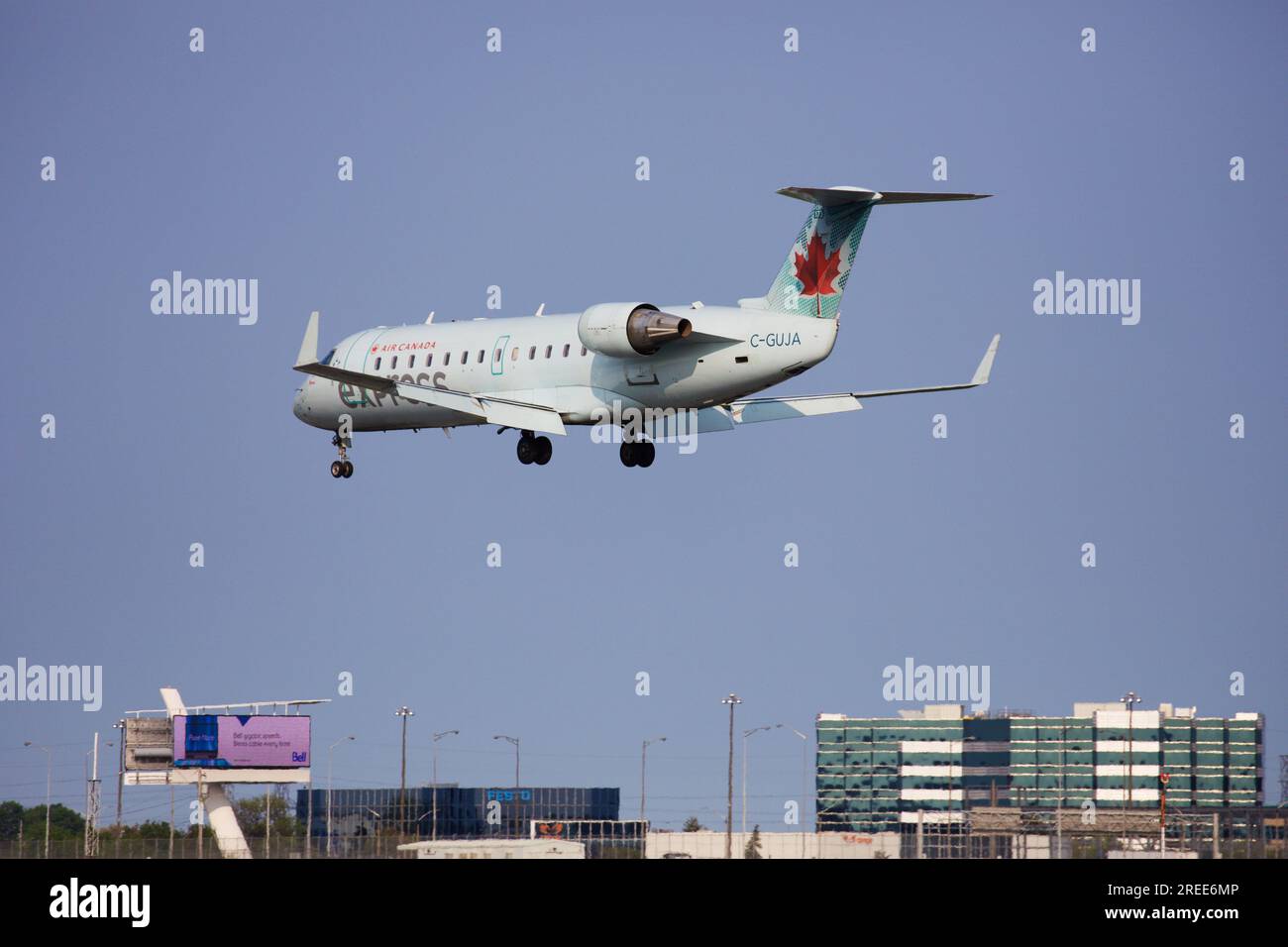 Jazz Airlines, Bombardier C Series, C-GUJA Landing am Flughafen Pearson, Start- und Landebahn 06L Stockfoto
