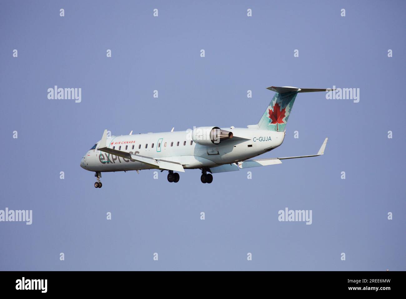 Jazz Airlines, Bombardier C Series, C-GUJA Landing am Flughafen Pearson, Start- und Landebahn 06L Stockfoto