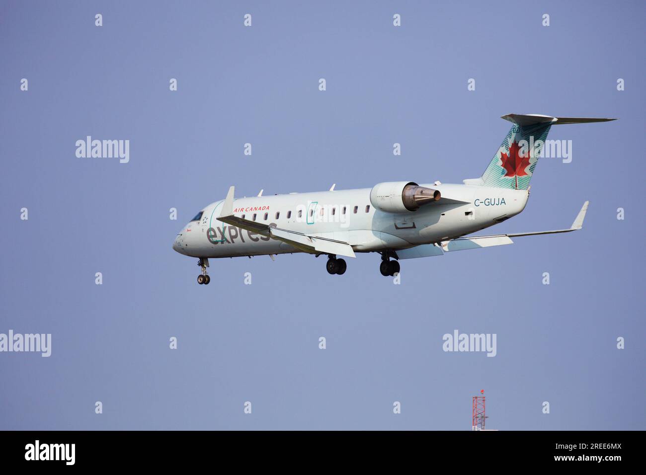 Jazz Airlines, Bombardier C Series, C-GUJA Landing am Flughafen Pearson, Start- und Landebahn 06L Stockfoto