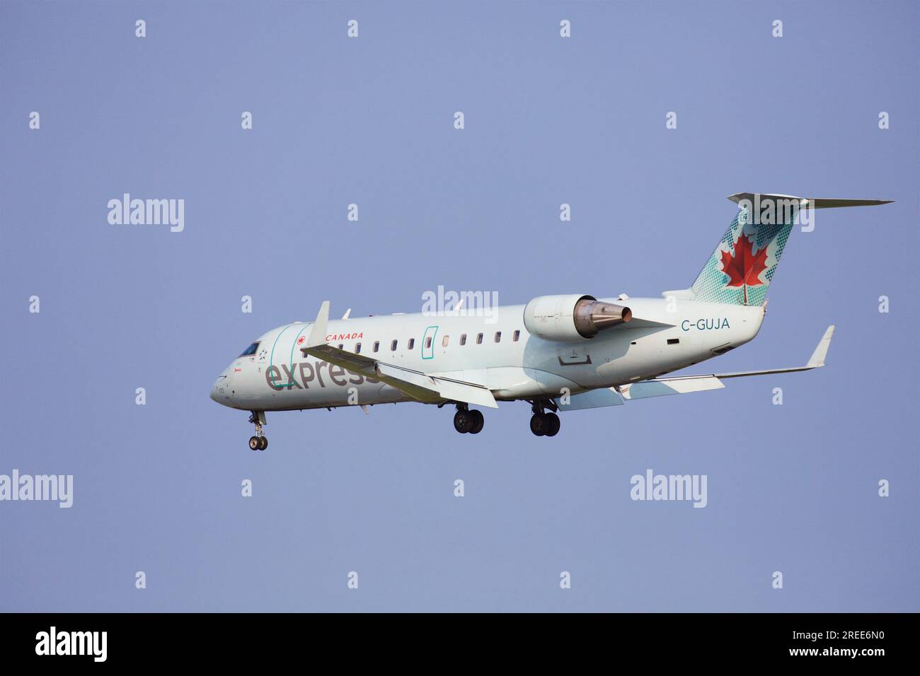 Jazz Airlines, Bombardier C Series, C-GUJA Landing am Flughafen Pearson, Start- und Landebahn 06L Stockfoto