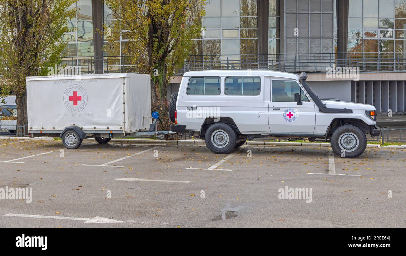 Belgrad, Serbien - 23. November 2021: Offizielles Notfallteam Des Roten Kreuzes Geländefahrzeug Mit Anhänger. Stockfoto
