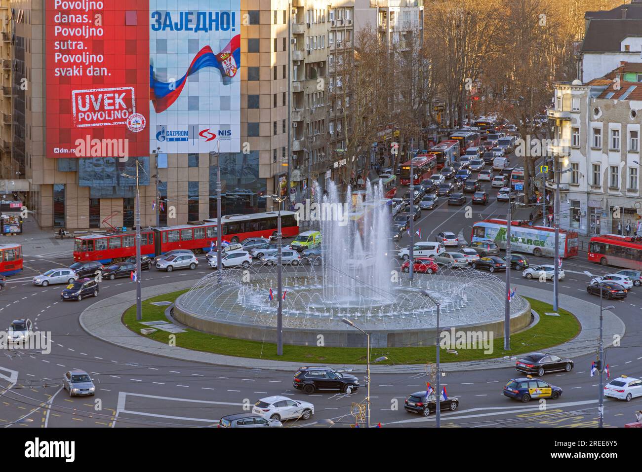 Belgrad, Serbien - 18. Februar 2022: Luftaufnahme des Slaviaplatzes am Kreisverkehr Wasserfontäne mit Staus am kalten Winternachmittag. Stockfoto
