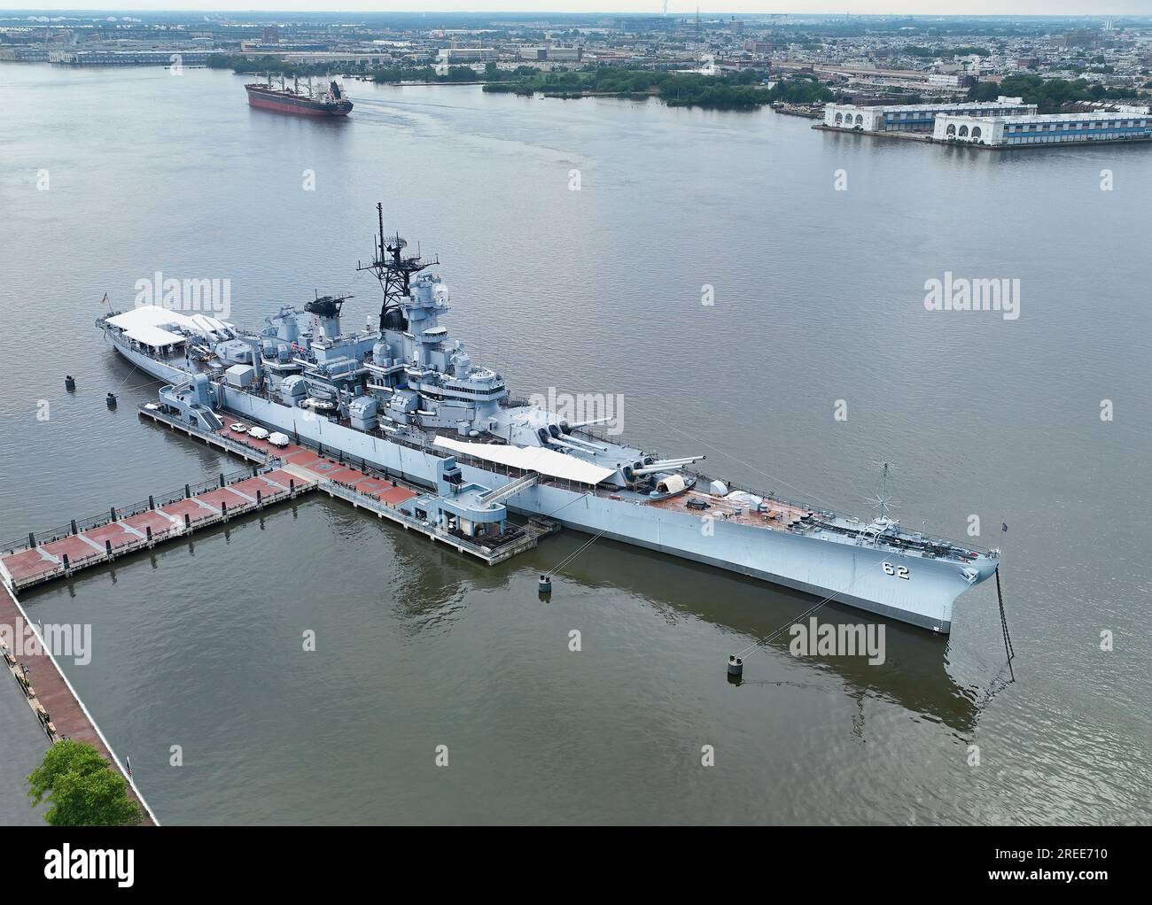 Die USS New Jersey (BB-62) ist ein Schlachtschiff der Iowa-Klasse und war das zweite Schiff der United States Navy, das nach dem US-Bundesstaat New Jersey benannt wurde. Schrott Stockfoto