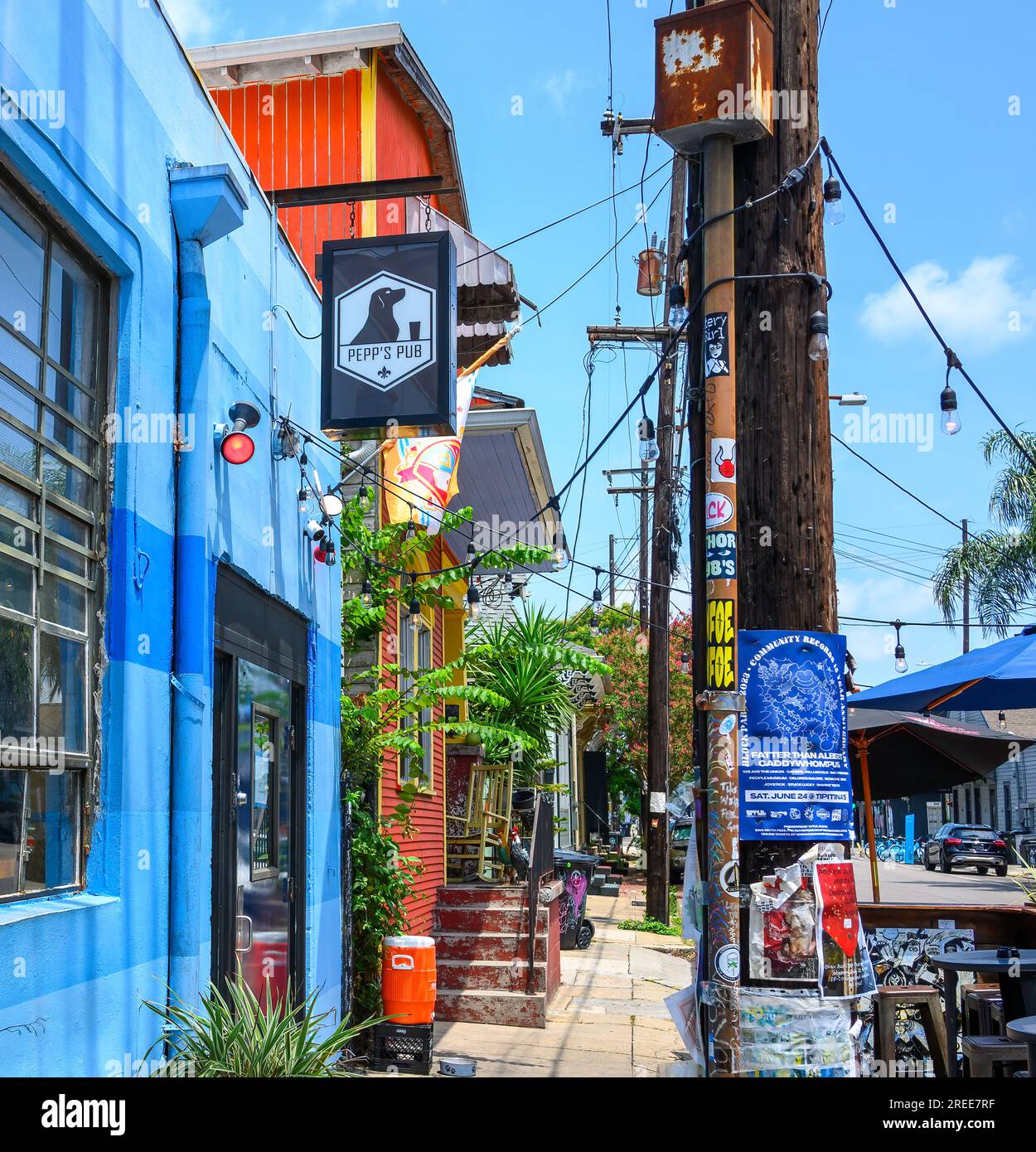 NEW ORLEANS, LA, USA - 23. JULI 2023: PEPP's Pub, eine hundefreundliche Bar in der Franklin Avenue im Viertel Marigny Stockfoto