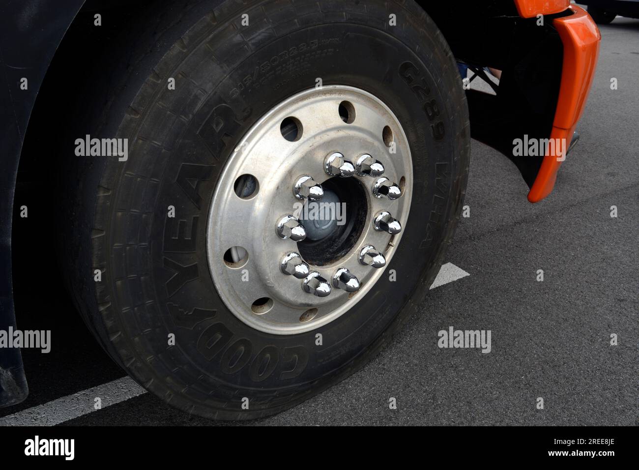 Die Vorderräder eines 2004 Mack Sattelzugwagens, ausgestellt auf einer Autoausstellung in Abingdon, Virginia. Stockfoto