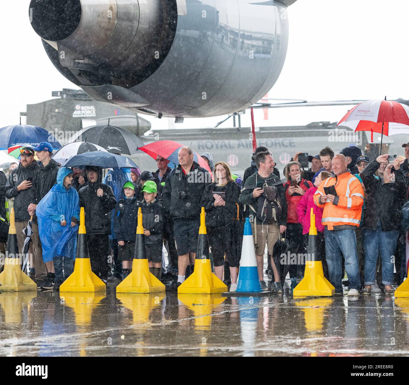 Royal Air Force Fairford, Fairford, Gloucestershire, England, 14. Juli 2023. Die Menschenmassen warten darauf, dass die königliche Familie trotz des Wetters ankommt, während der Royal International Air Tattoo 2023, Royal Air Force Fairford. (Bild: ©Cody Froggatt/Alamy Live News) Stockfoto