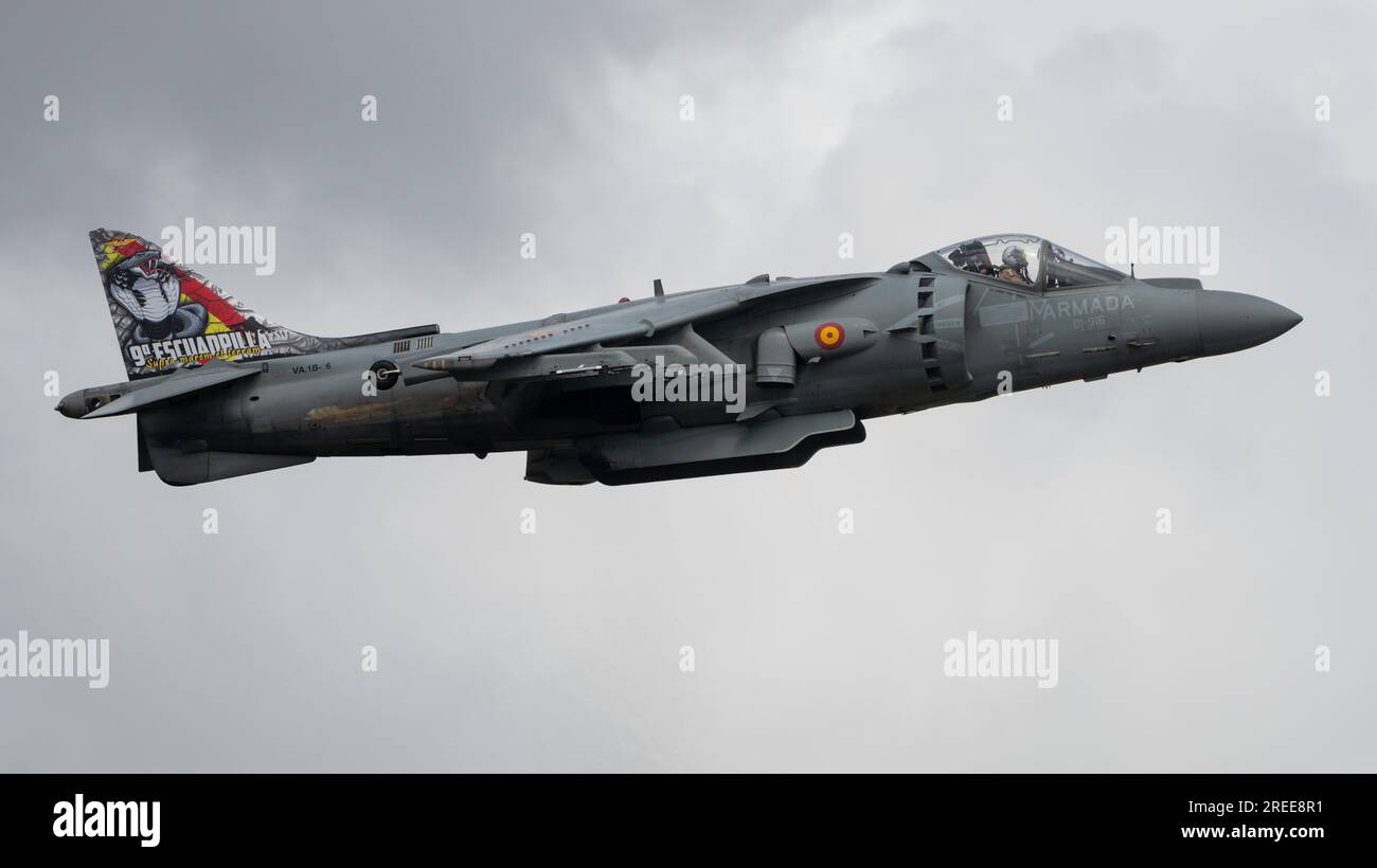 Royal Air Force Fairford, Fairford, Gloucestershire, England, 13. Juli 2023. McDonnell Douglas AV-8B Harrier II von der spanischen Marine (Armada Española) zeigt seine Flugschau während der Royal International Air Tattoo 2023, Royal Air Force Fairford. (Bild: ©Cody Froggatt/Alamy Live News) Stockfoto