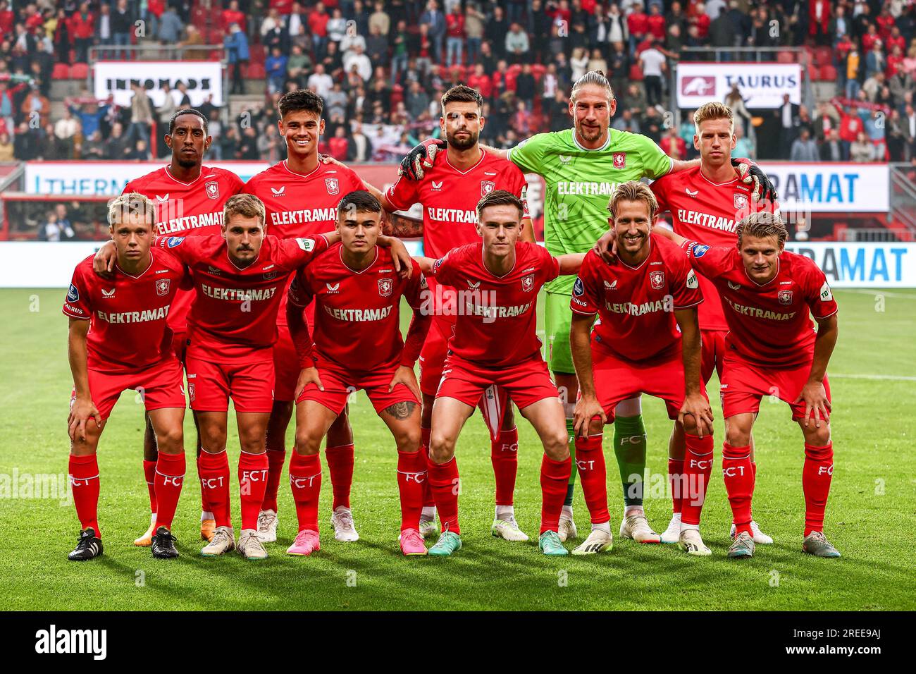 ENSCHEDE – Spieler des FC Twente während des Spiels der Qualifikationsrunde der UEFA Conference League 2. zwischen dem FC Twente und Hammarby IF am 27. Juli 2023 im Stadion De Grolsch Veste in Enschede, Niederlande. ANP VINCENT JANNINK Stockfoto