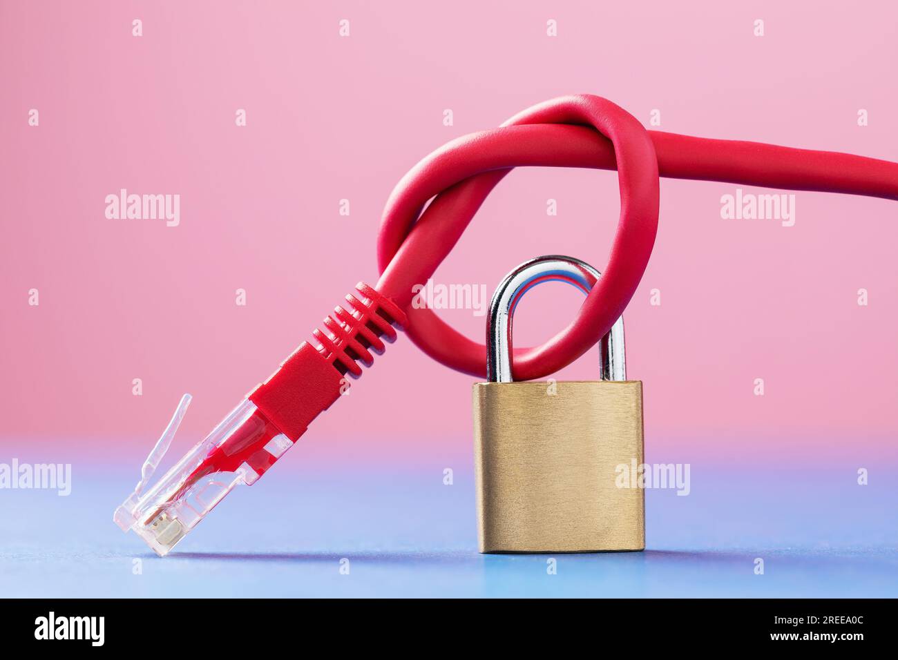 Ein geschlossenes Schloss an einem Netzwerkkabel, das mit einem Knoten verbunden ist, ein Konzept zur Sicherheit von Computernetzwerken Stockfoto