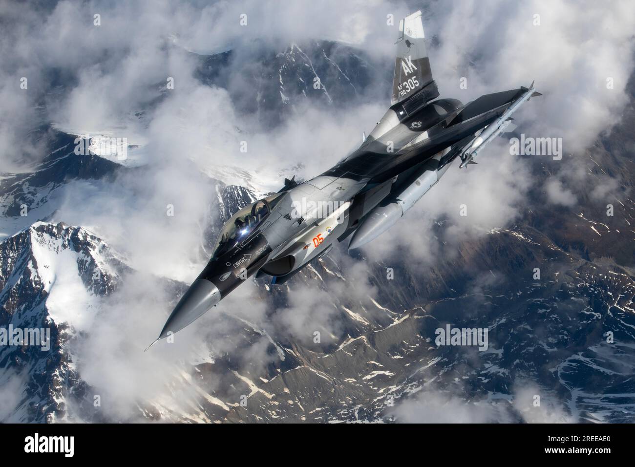 Eine F-16 kämpft gegen Falken während der Übung Red Flag-Alaska 23-2, am 14. Juni 2023. USA Air Force Foto von Staff Sergeant Jessi Roth Stockfoto