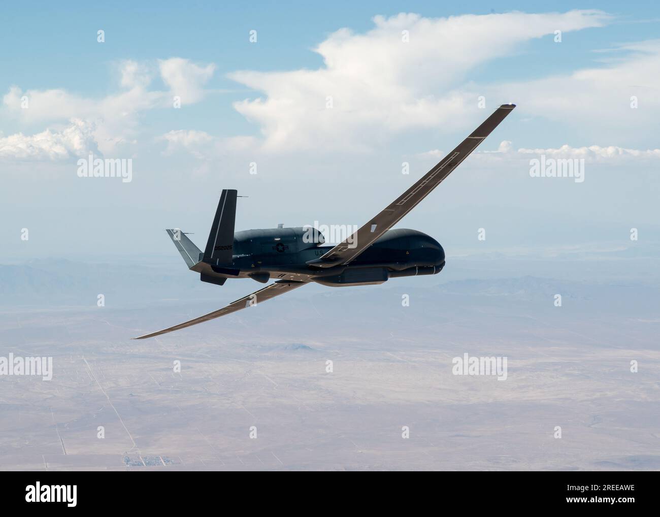 Ein RQ-4 Global Hawk über dem Luftwaffenstützpunkt Edwards, CA. Am 23. Mai 2023. USA Air Force Foto von Bryce Bennett Stockfoto