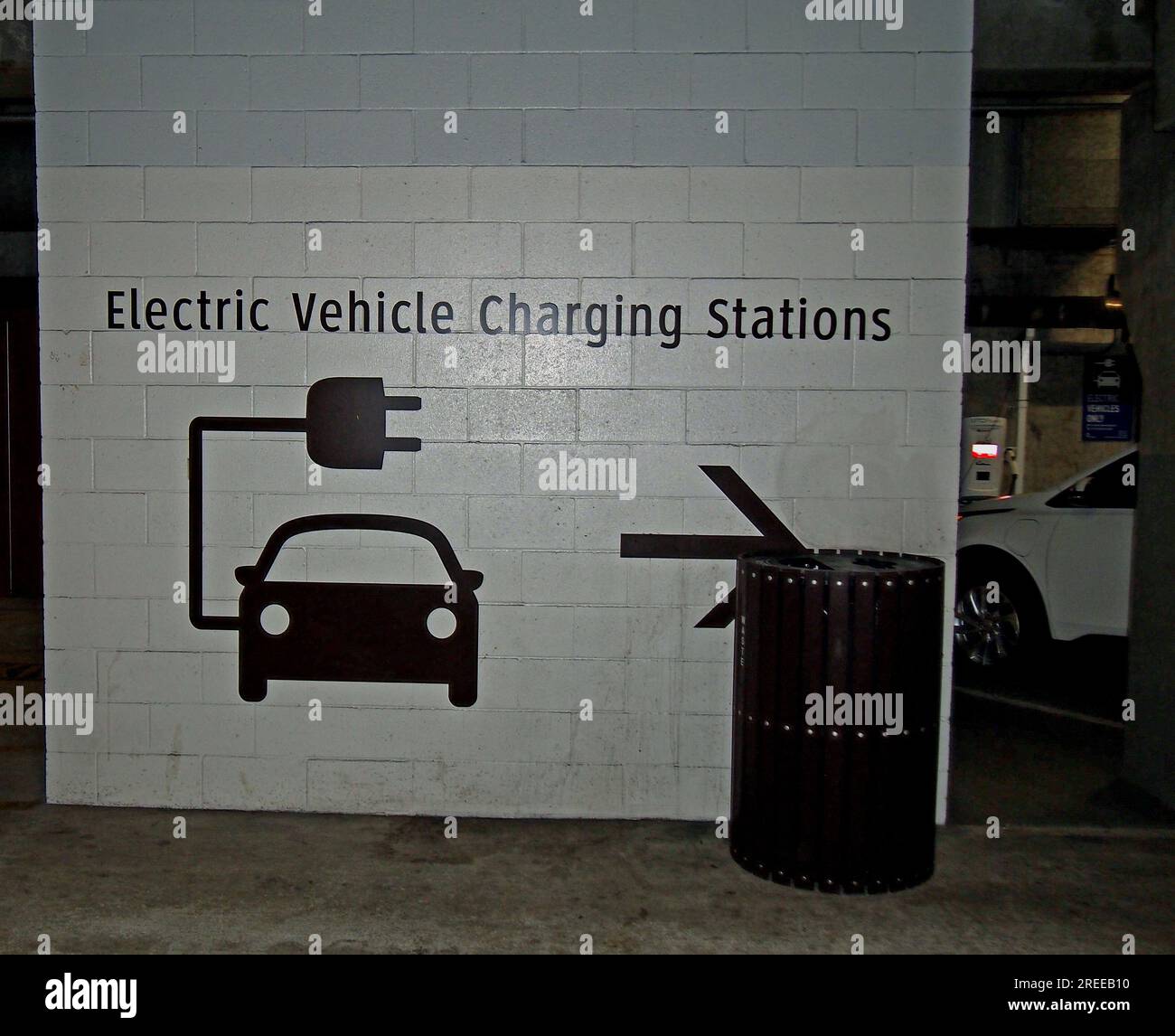 Wegweiser zu Schnellladestationen für Elektrofahrzeuge in der Union Station Parking Garage in Los Angeles, Kalifornien Stockfoto