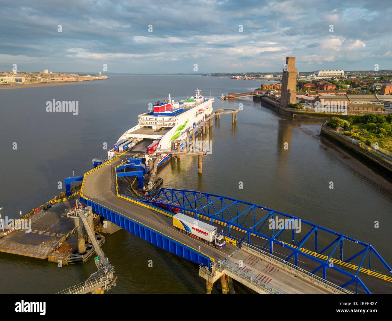 Stena Line Fähre entlädt Fracht am 12 Quays Terminal, Birkenhead, Wirral, England Stockfoto