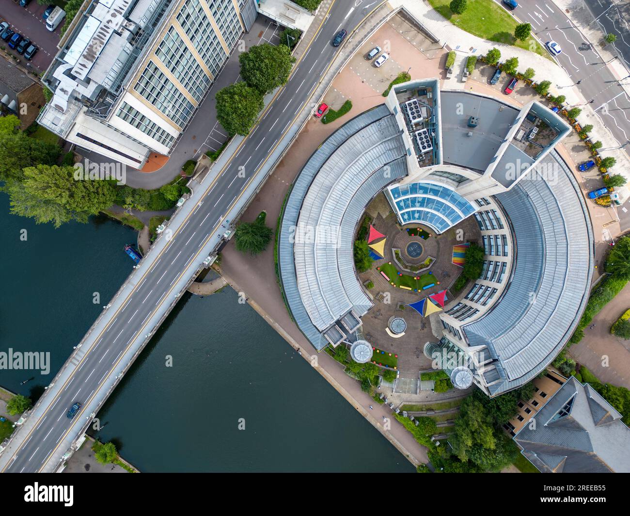 Clearwater Court, Thames Water Headquarters und Reading Bridge, Reading, Berkshire, England aus der Vogelperspektive Stockfoto