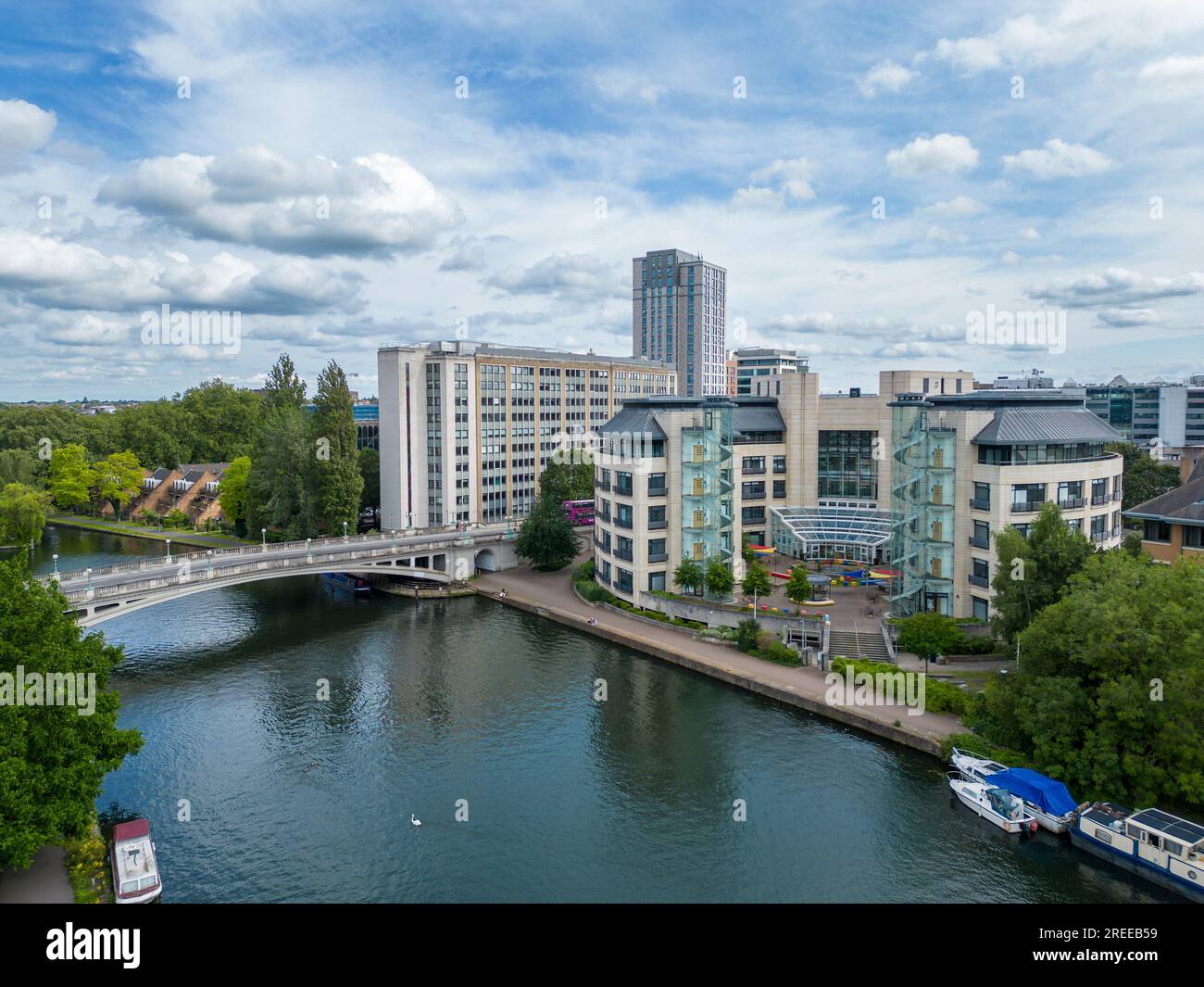 Luftaufnahme von Reading Bridger und Clearwater Court, Thames Water Headquarters, Reading, Berkshire, England Stockfoto