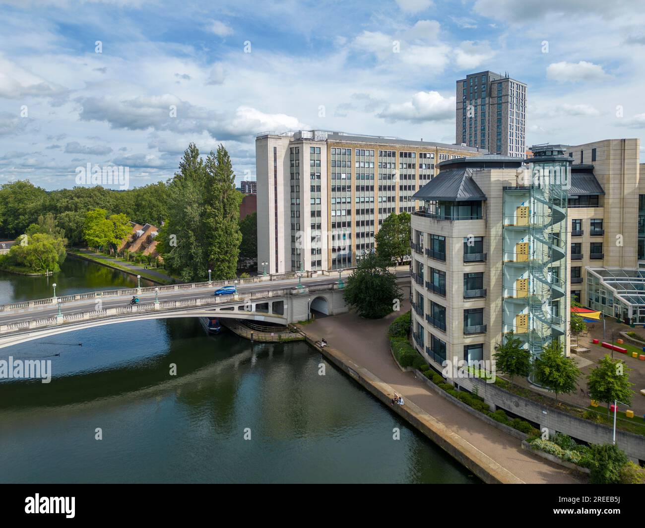 Luftaufnahme von Reading Bridger und Clearwater Court, Thames Water Headquarters, Reading, Berkshire, England Stockfoto