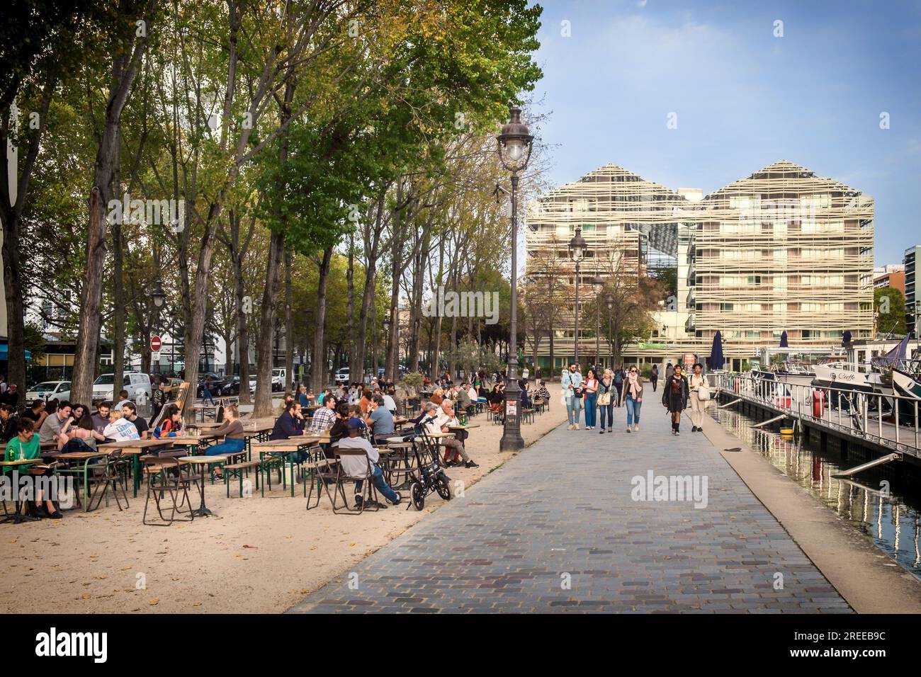 Paris, Frankreich, Okt. 29. 2022, urbane Szene auf einer Promenade am Bassin de la Villette im the10. Bezirk der Hauptstadt Stockfoto