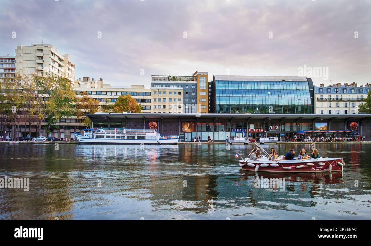 Paris, Frankreich, Okt. 29. 2022, Blick auf ein elektrisches Selbstfahrboot der Firma Marin d'Eau Douce auf dem Bassin de la Villette Stockfoto