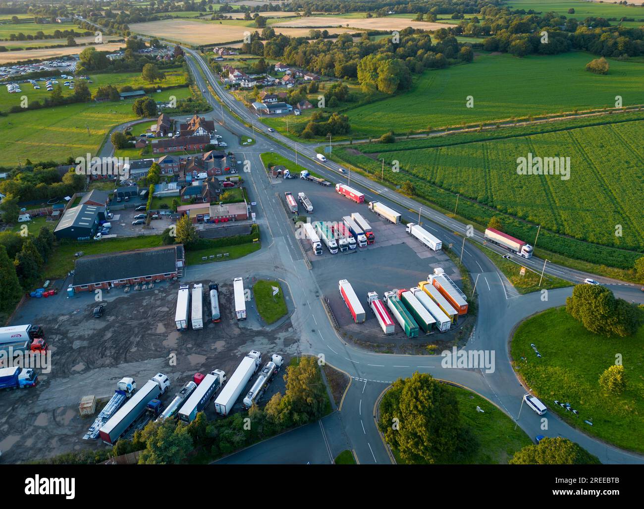 Luftaufnahme des Midway Truck Stop mit geparkten Lastwagen, Prees, Shropshire, England Stockfoto
