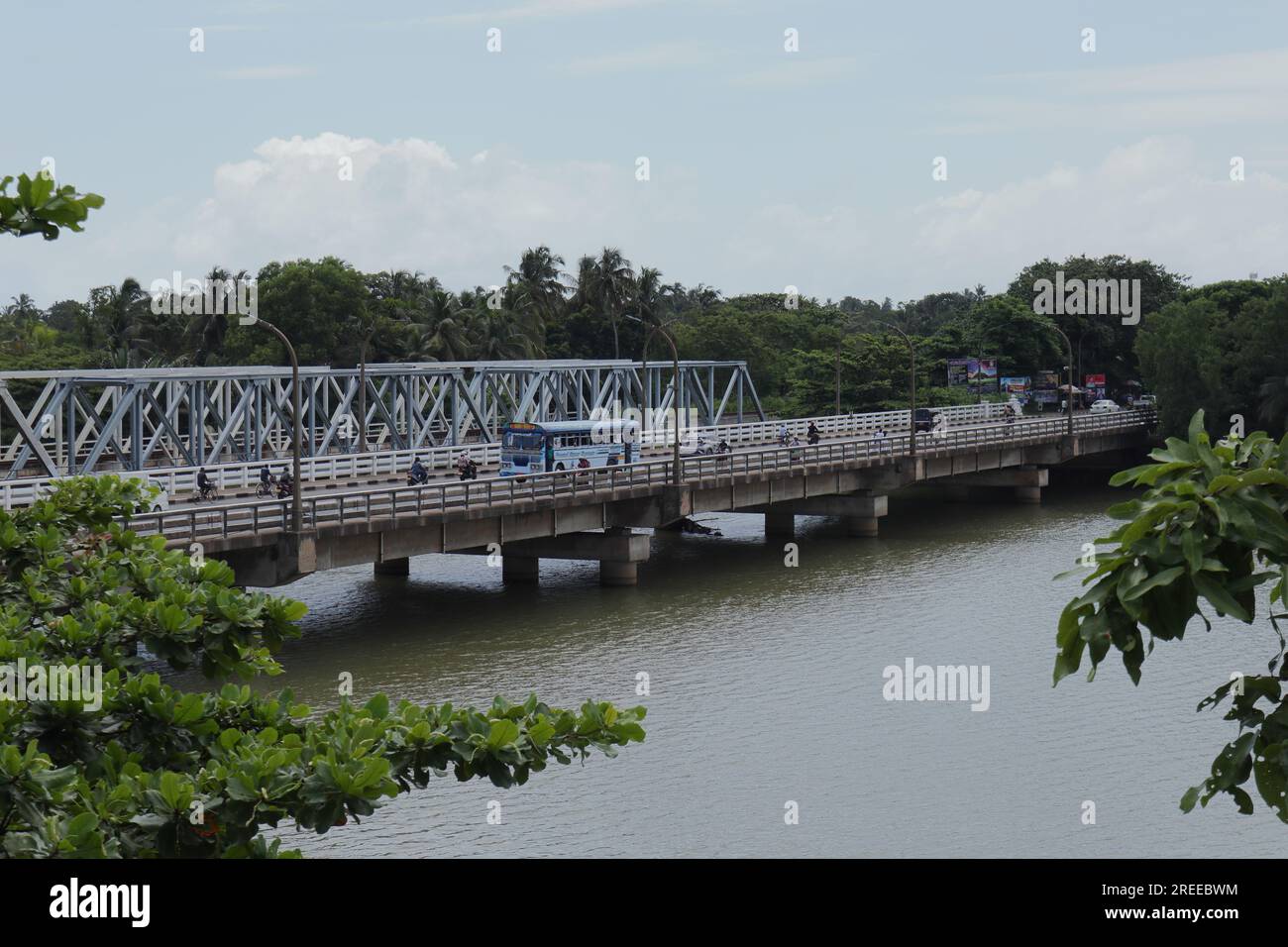 Kalutara, Sri Lanka - 15. 2023. Juli - Blick auf die Kalutara-Brücke über den Kalu-Fluss (Schwarzer Fluss). Stockfoto