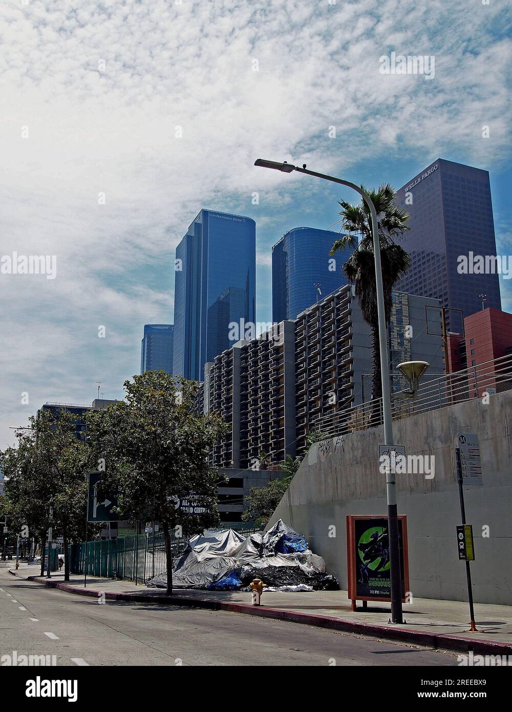Wells Fargo und City National Bank Gebäude und Plastikplanken auf Downtown Los Angeles Bürgersteig, Kalifornien Stockfoto