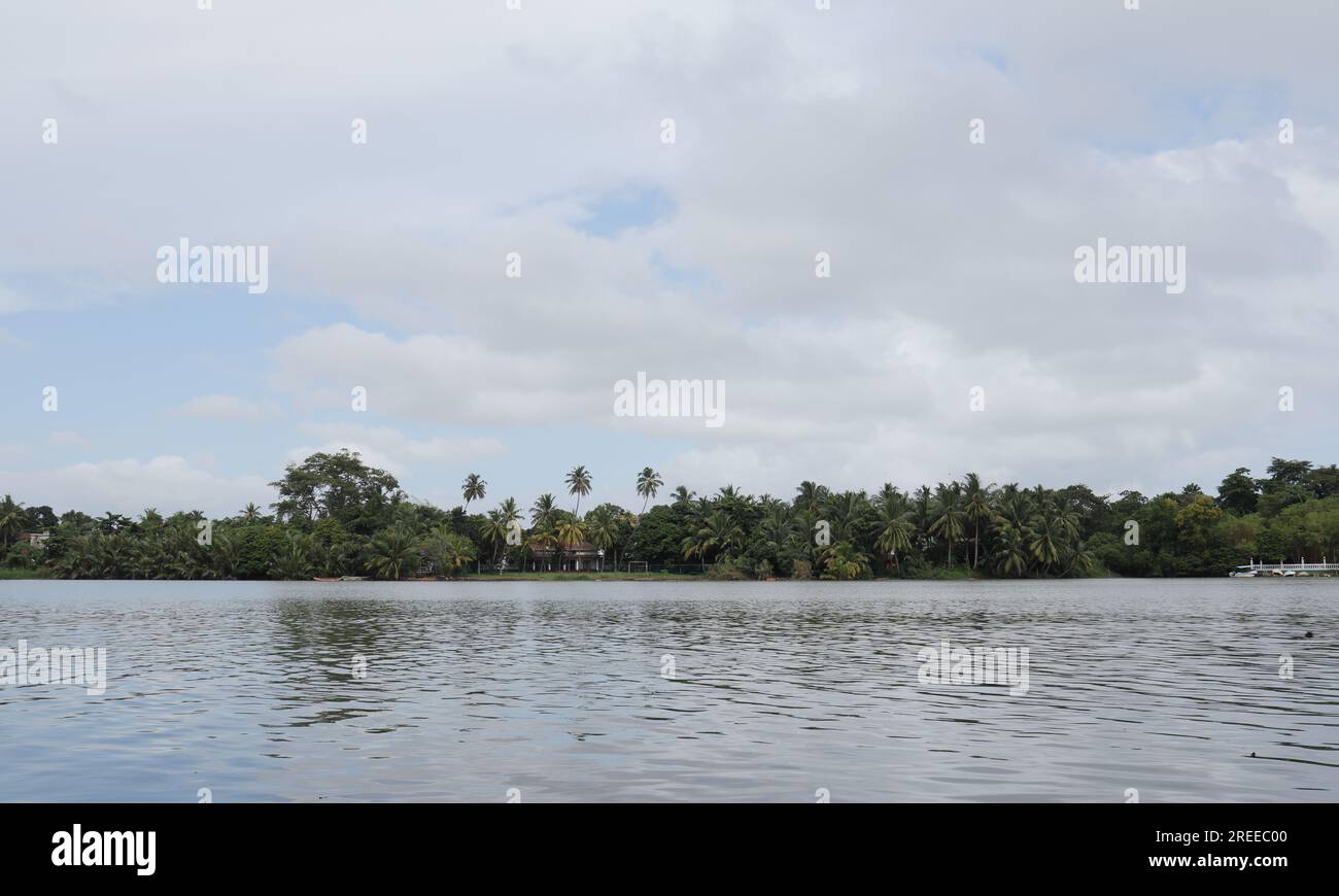 Kalutara, Sri Lanka - Juli 15. 2023 - wunderschöne Tapetenansicht des Kalu (Schwarzer Fluss) vom Flussufer Stockfoto