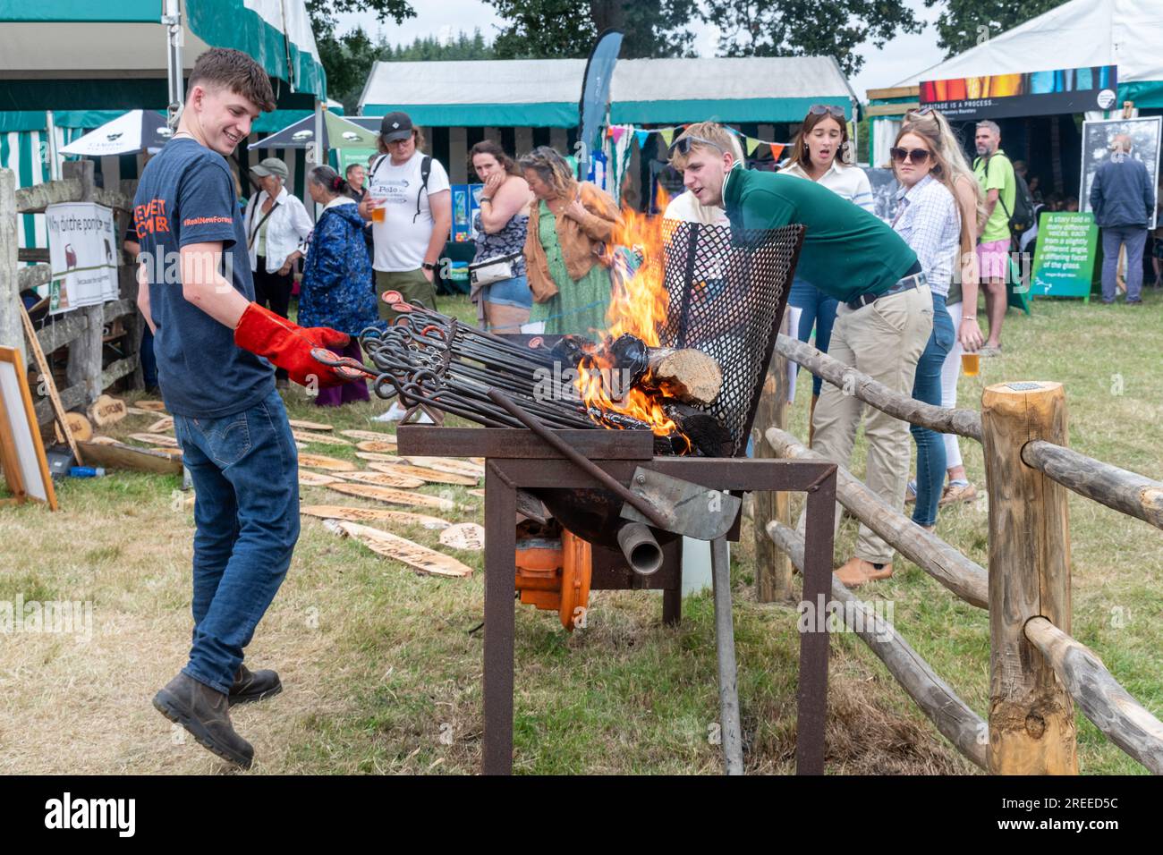 The New Forest and Hampshire County Show in England, Großbritannien, Juli 2023. Stall, der Holz-Namensschilder mit heißen Markenkolben macht Stockfoto