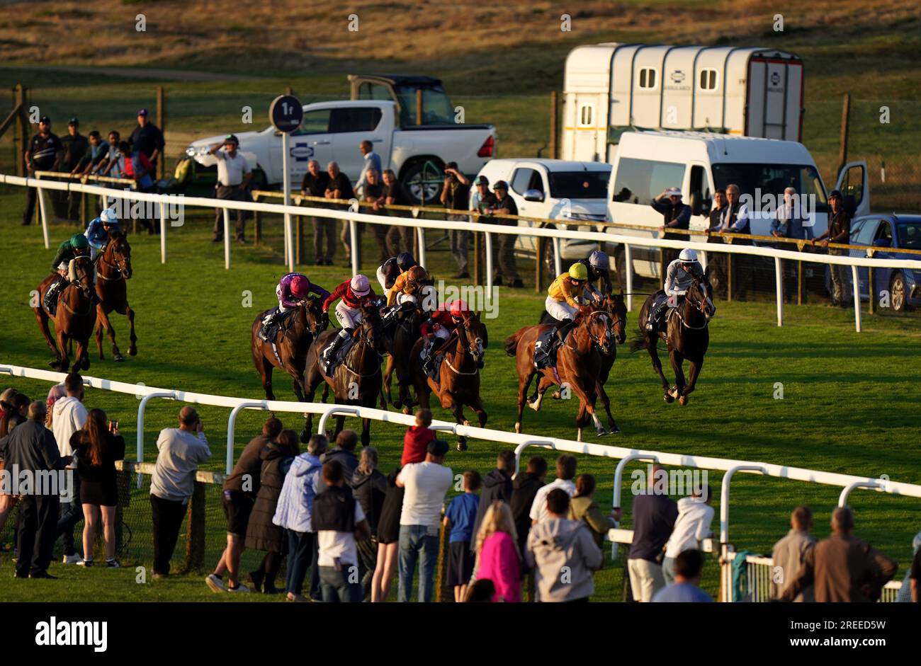 Läufer und Fahrer im William Hill Bet in-Running Racing League Race 6 Handicap auf der Great Yarmouth Racecourse. Foto: Donnerstag, 27. Juli 2023. Stockfoto