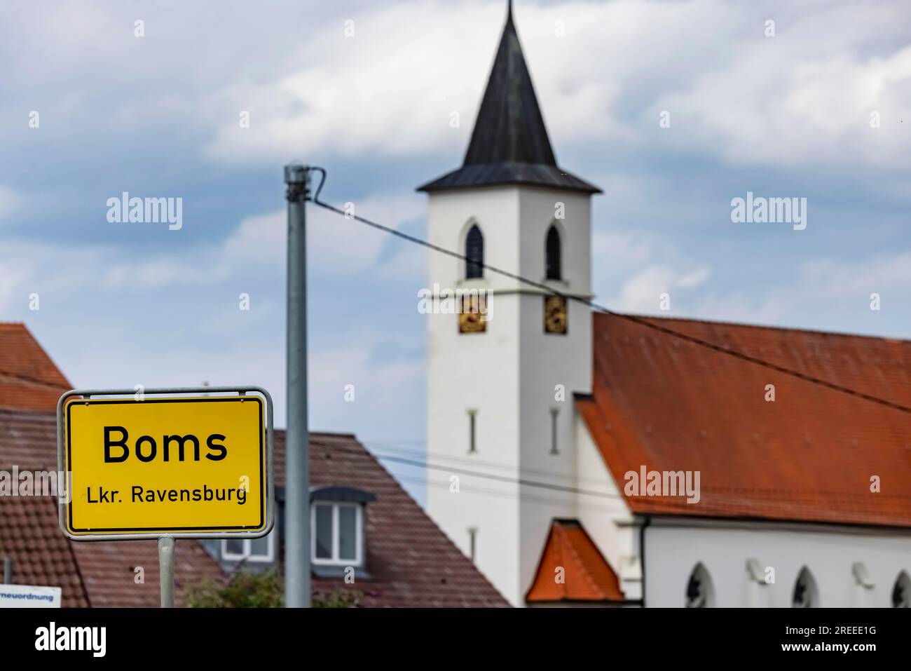 Ortnamensschild von Boms im Bezirk Ravensburg mit Kirche, Boms, Baden-Württemberg, Deutschland Stockfoto