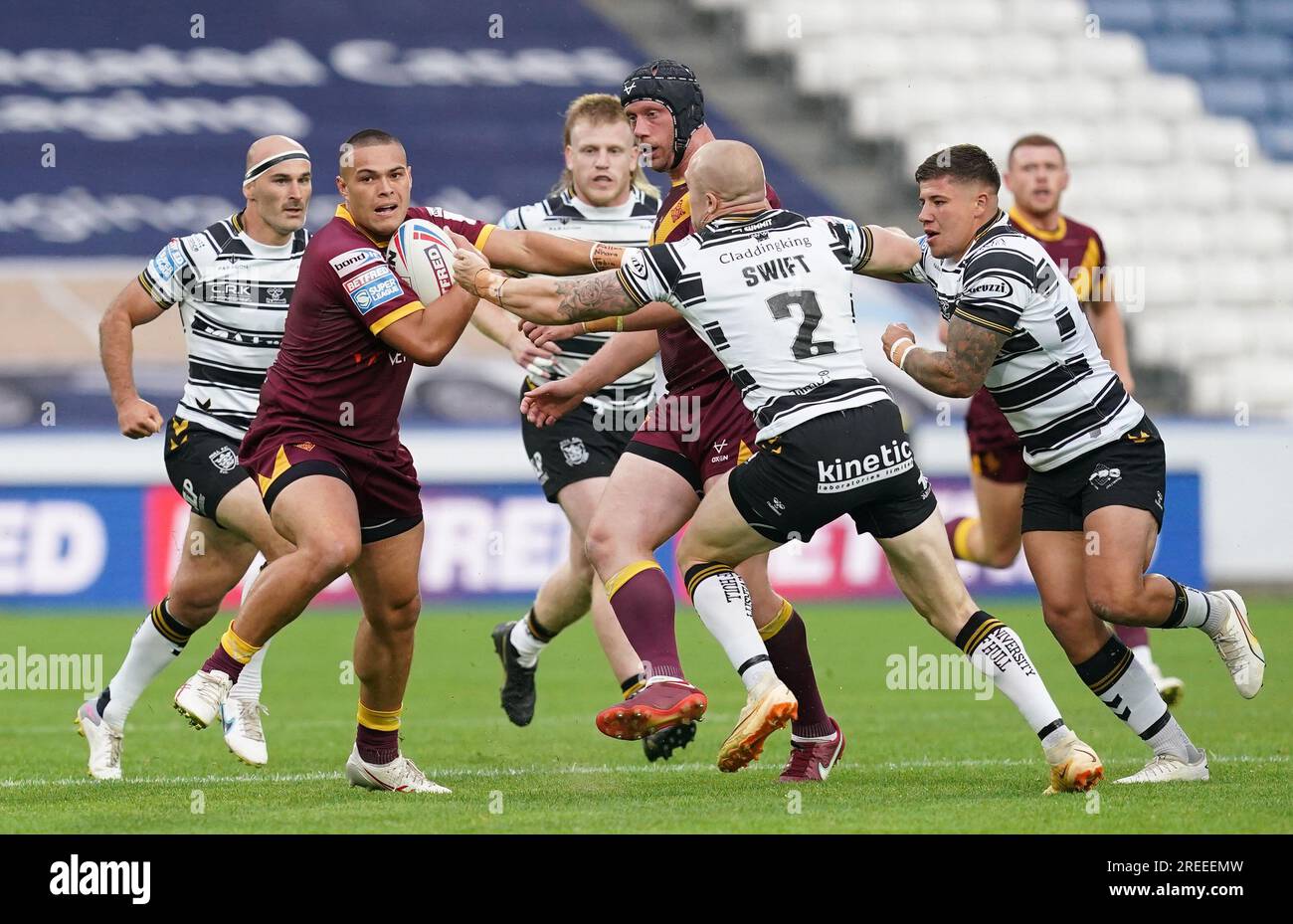 Die Tuimoala Lolohea der Huddersfield Giants wird von Adam Swift des Hull FC während des Spiels der Betfred Super League im John Smith's Stadium, Huddersfield, angegriffen. Foto: Donnerstag, 27. Juli 2023. Stockfoto