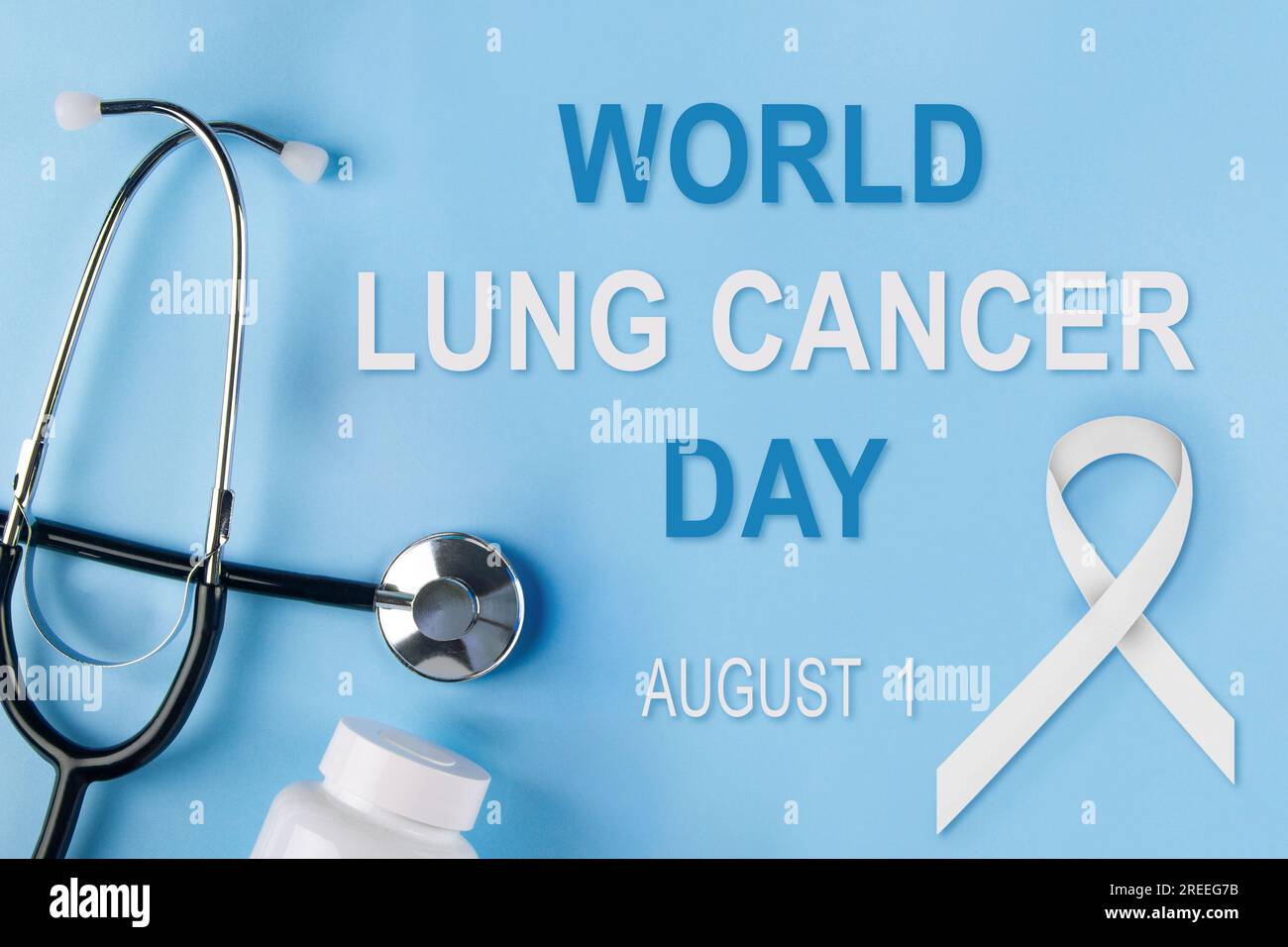 Posterdesign zum Welttag des Lungenkrebses, weißes Band zur Sensibilisierung für Krebs, Stethoskop, Fläschchen mit Pillen und Aufschrift des Veranstaltungsnamens und des jährlichen Datums A. Stockfoto